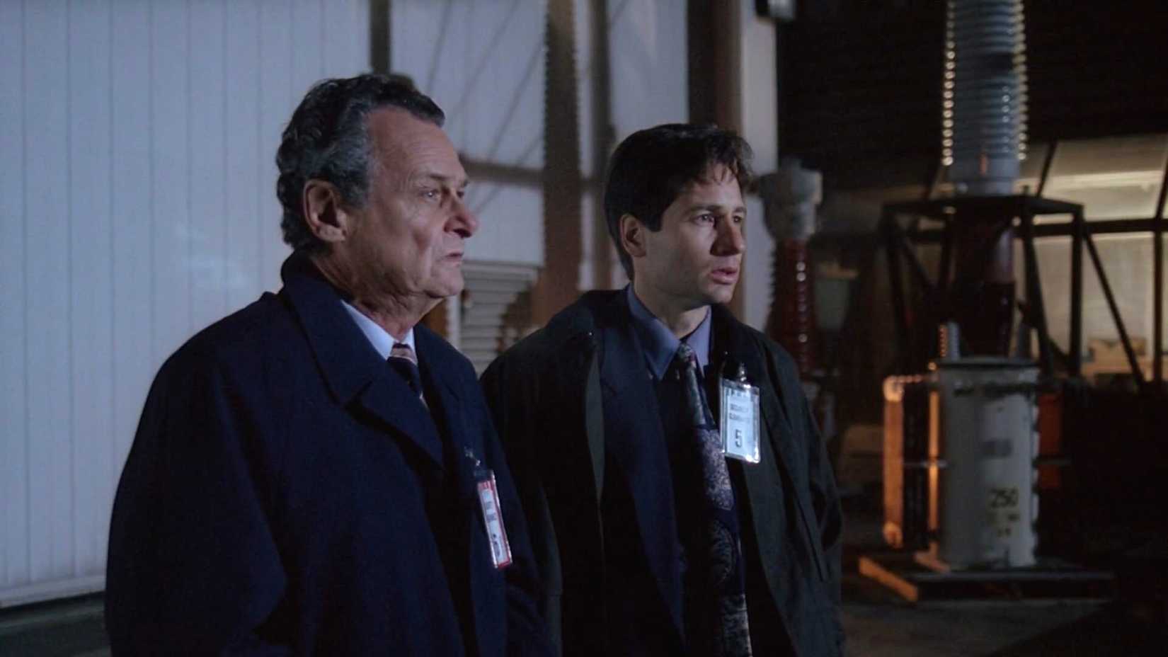 10 Best Episodes From The X-Files Season 1, Ranked 2 Mulder and Deep Throat talk in a hangar in The X-Files