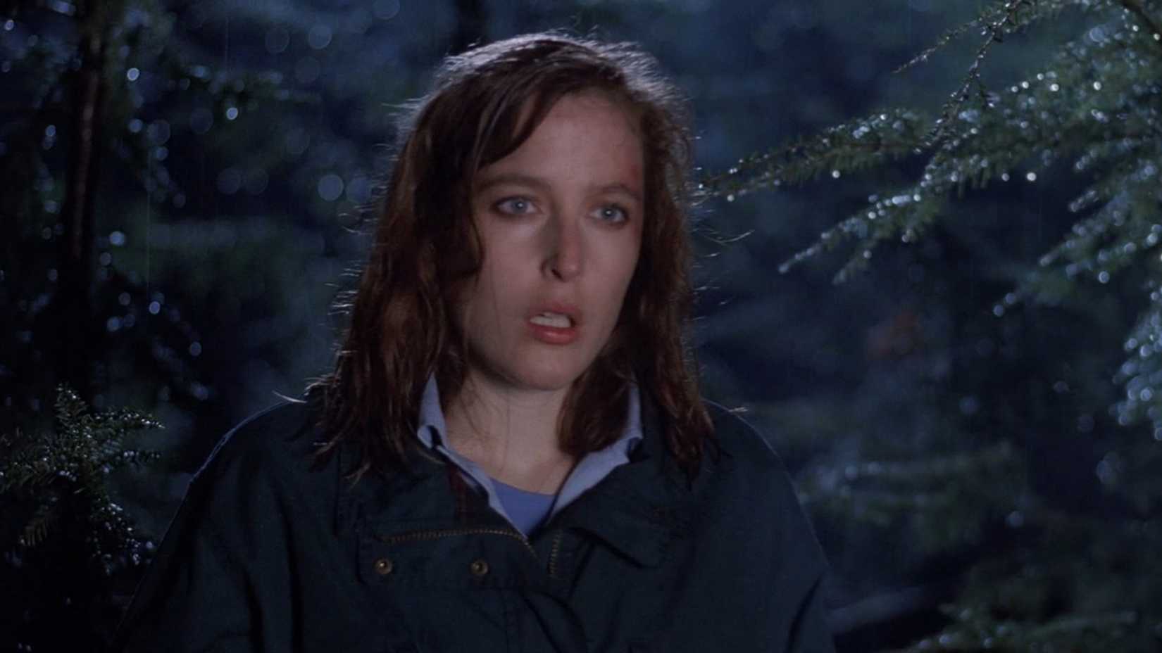 10 Best Episodes From The X-Files Season 1, Ranked 3 Scully stands in the rain in The X-Files