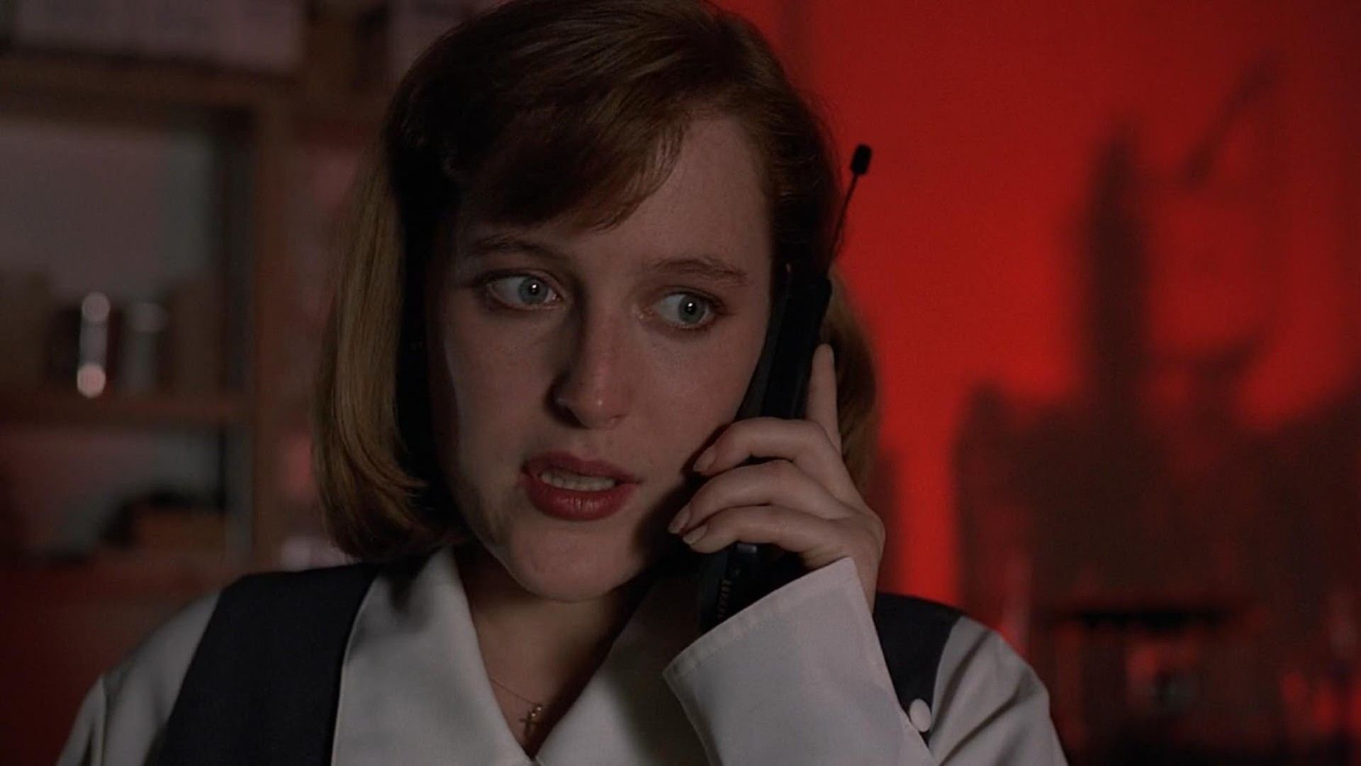 Scully ao telefone em The X-Files