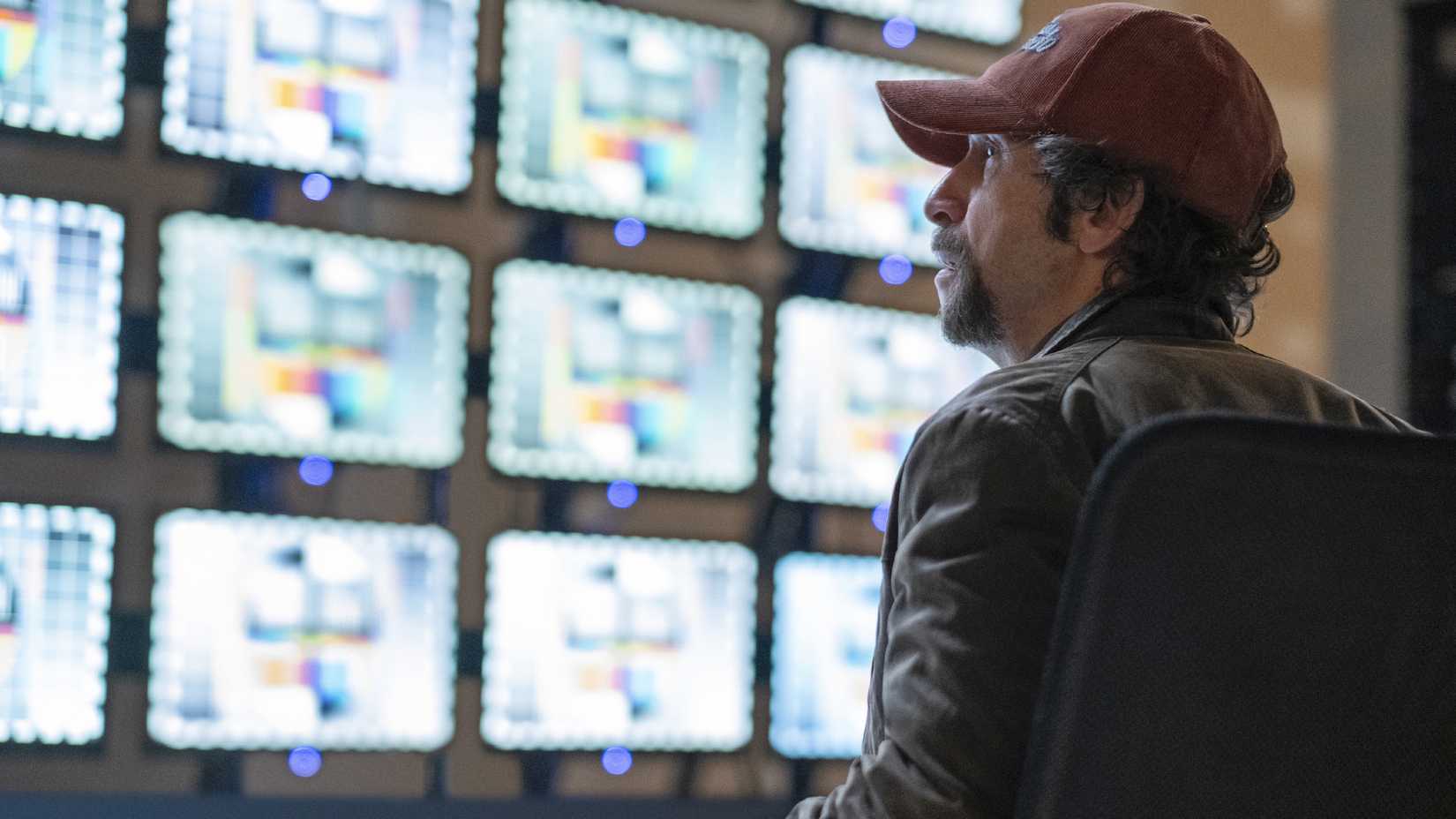 Looking Glass (Tim Blake Nelson) staring at a screen in Watchmen