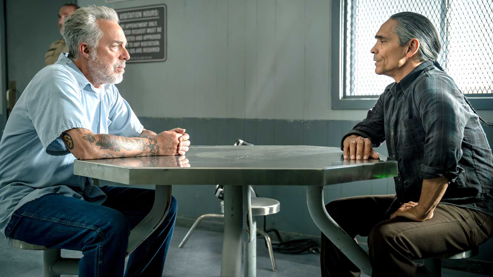 Titus Welliver como McNair e Zahn McClarnon como Leaphorn em Dark Winds