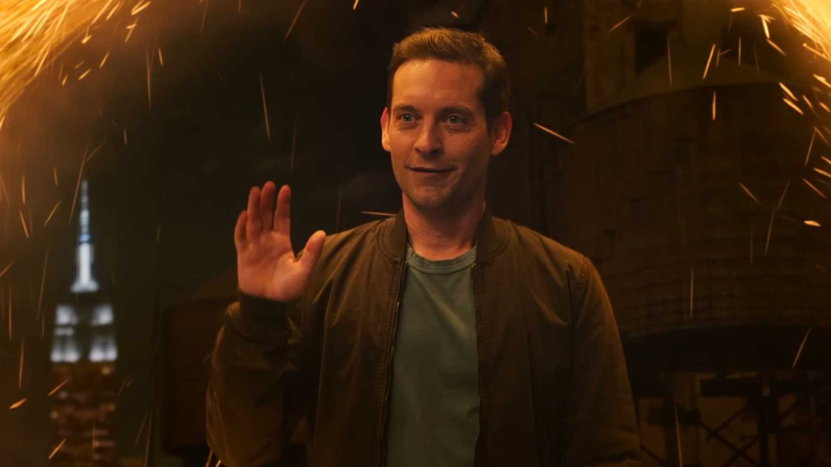 Tobey Maguire como Peter Parker acena em Homem-Aranha: Sem Volta Para Casa