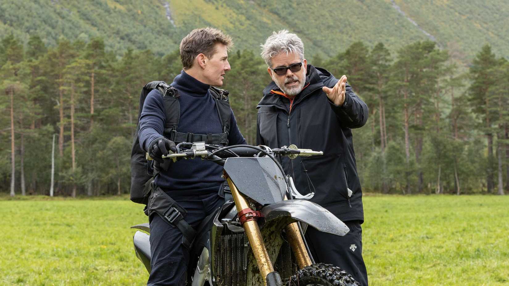 Tom Cruise e Christopher McQuarrie no set de Missão: Impossível - Acerto de Contas