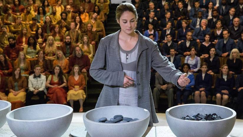 Tris colocando seu sangue na tigela de Dauntless na Cerimônia de Escolha em Divergente.