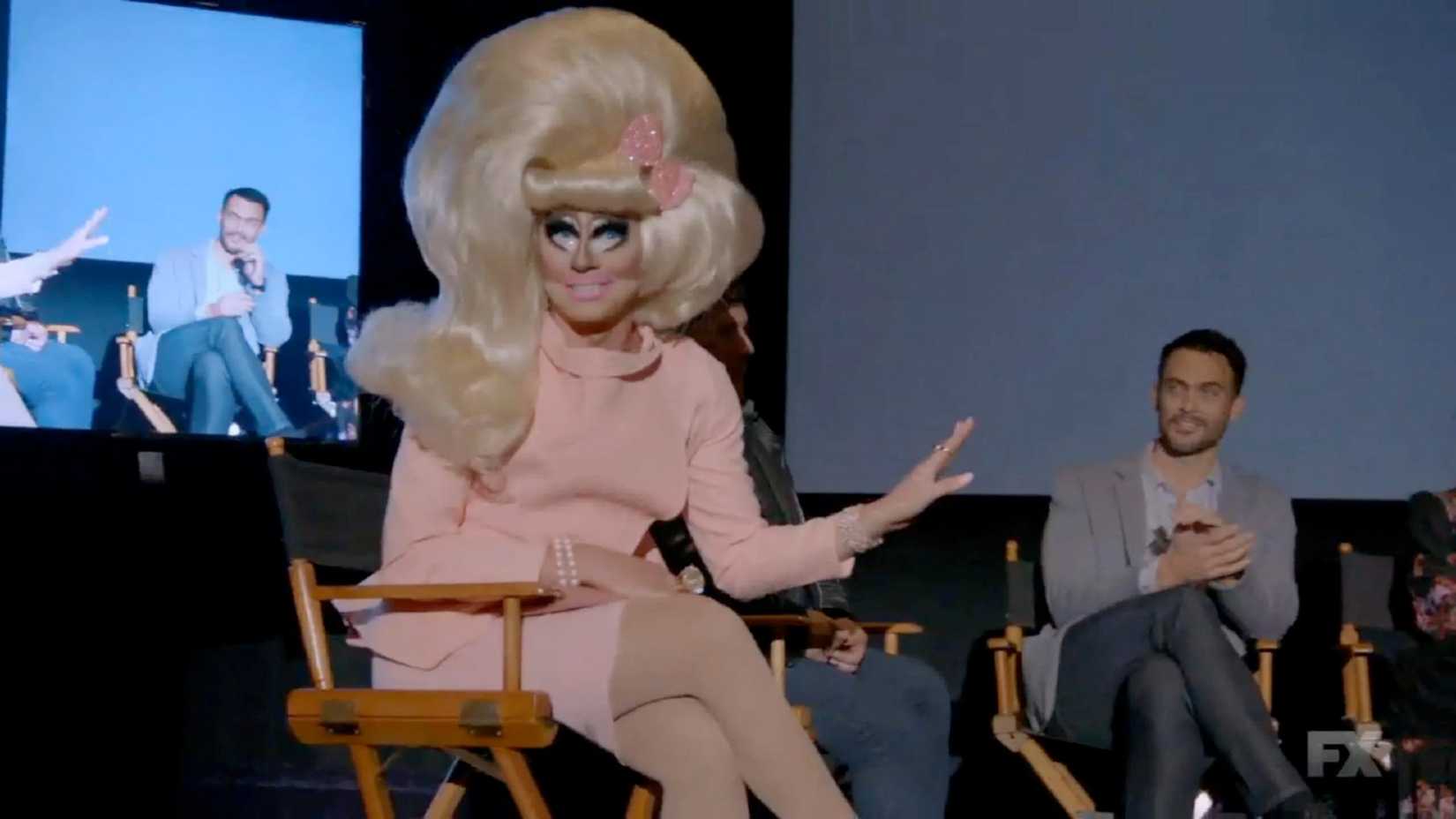 Trixie Mattel apresentando um painel em American Horror Story Roanoke