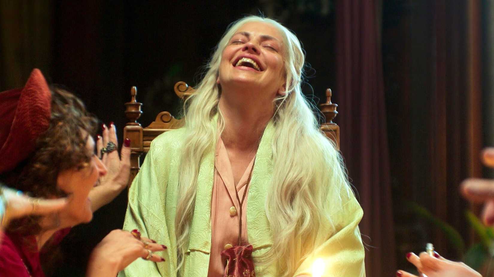 Dolores Fonzi como Clara em The House of the Spirits