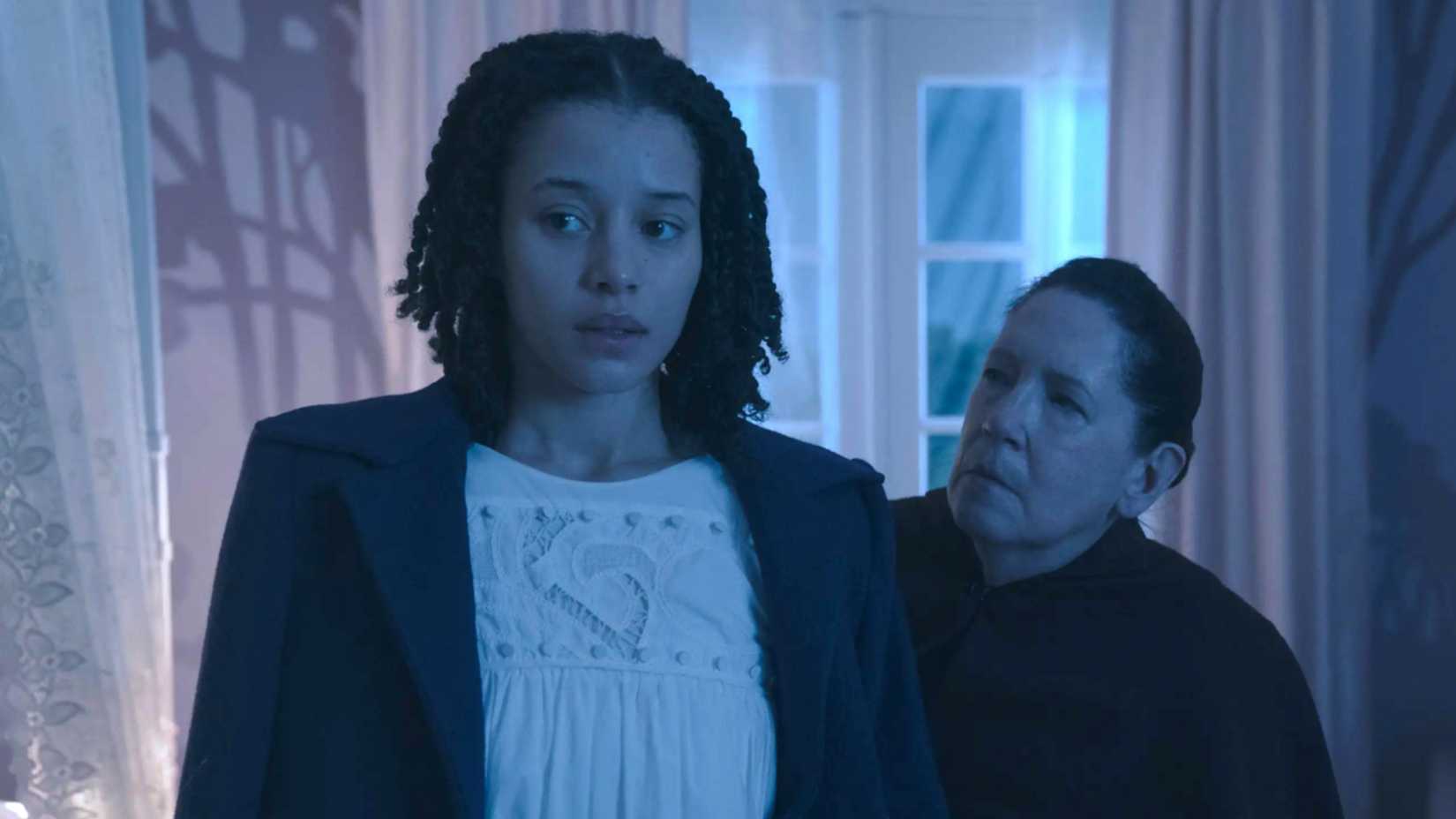 Chase Infiniti e Ann Dowd em The Testaments