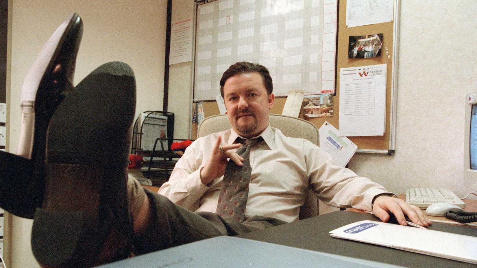 David com os pés na mesa em The Office (UK)