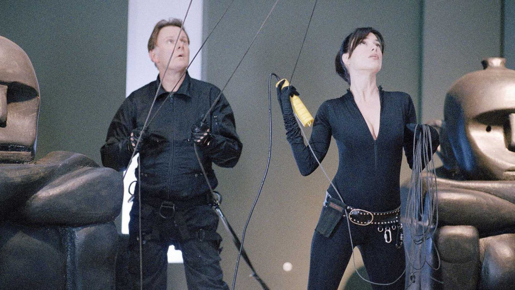 Ash e Stacie se preparando para roubar um museu