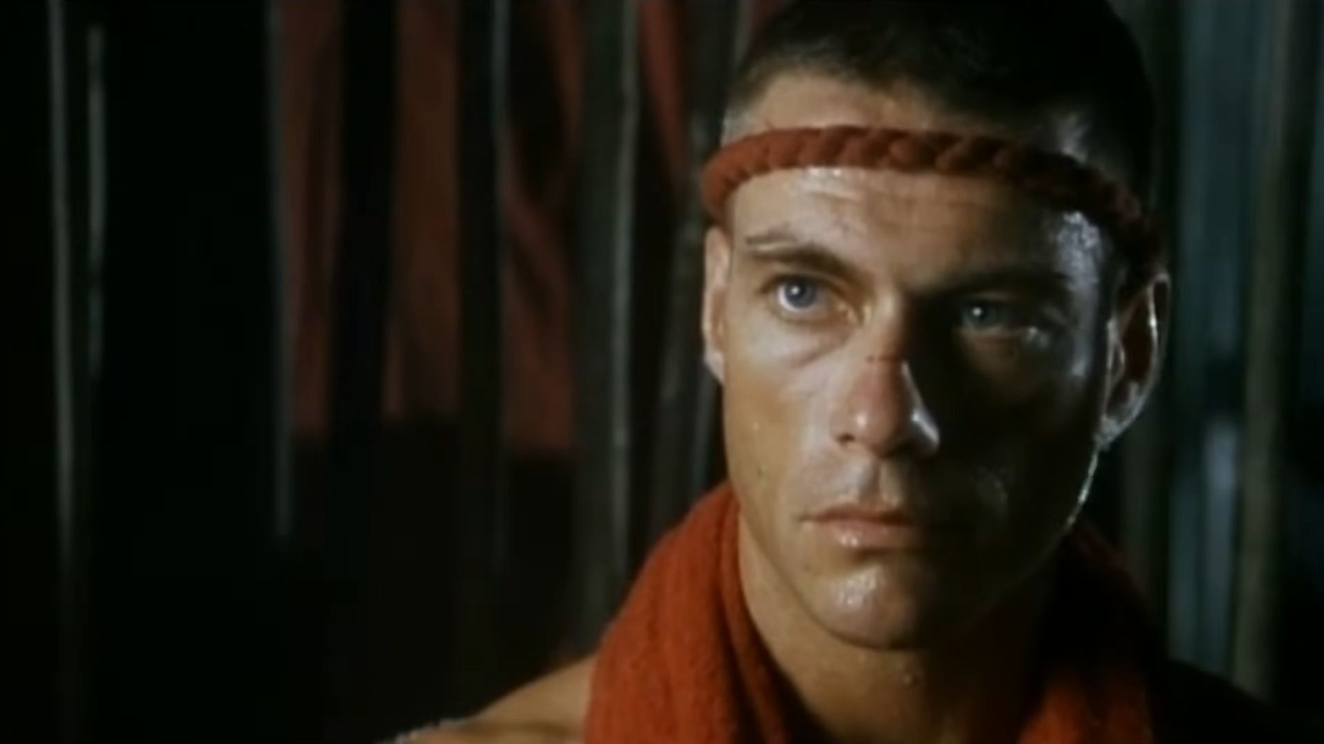 Van Damme com faixa vermelha em Desafio Mortal