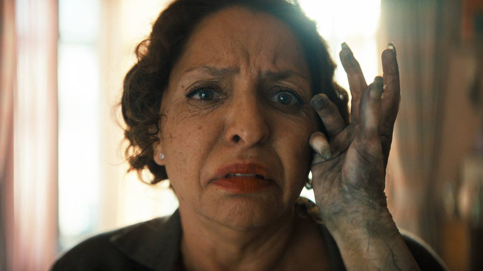 VERONICA FALCÓN como Carmen en “LEE CRONIN'S THE MUMMY” de New Line Cinema, Atomic Monster y Blumhouse. Un lanzamiento de Warner Bros. Pictures.