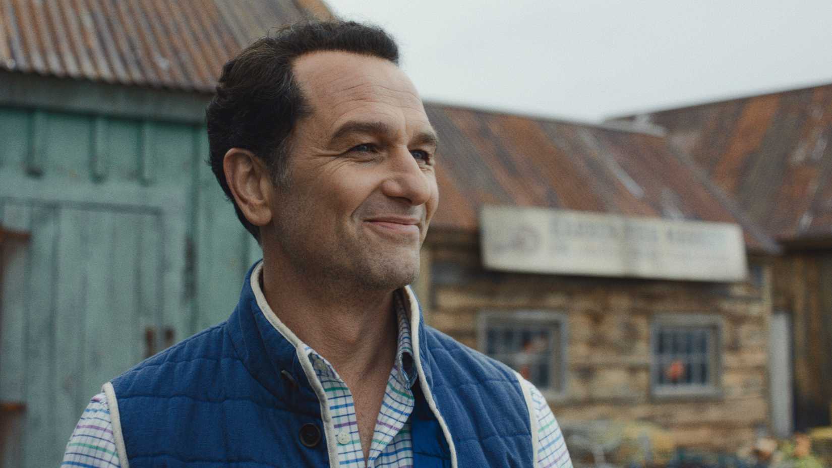 Matthew Rhys sorrindo em Widow's Bay
