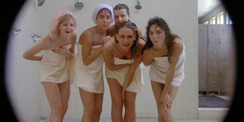 Mulheres sendo espionadas em um chuveiro em Porky's