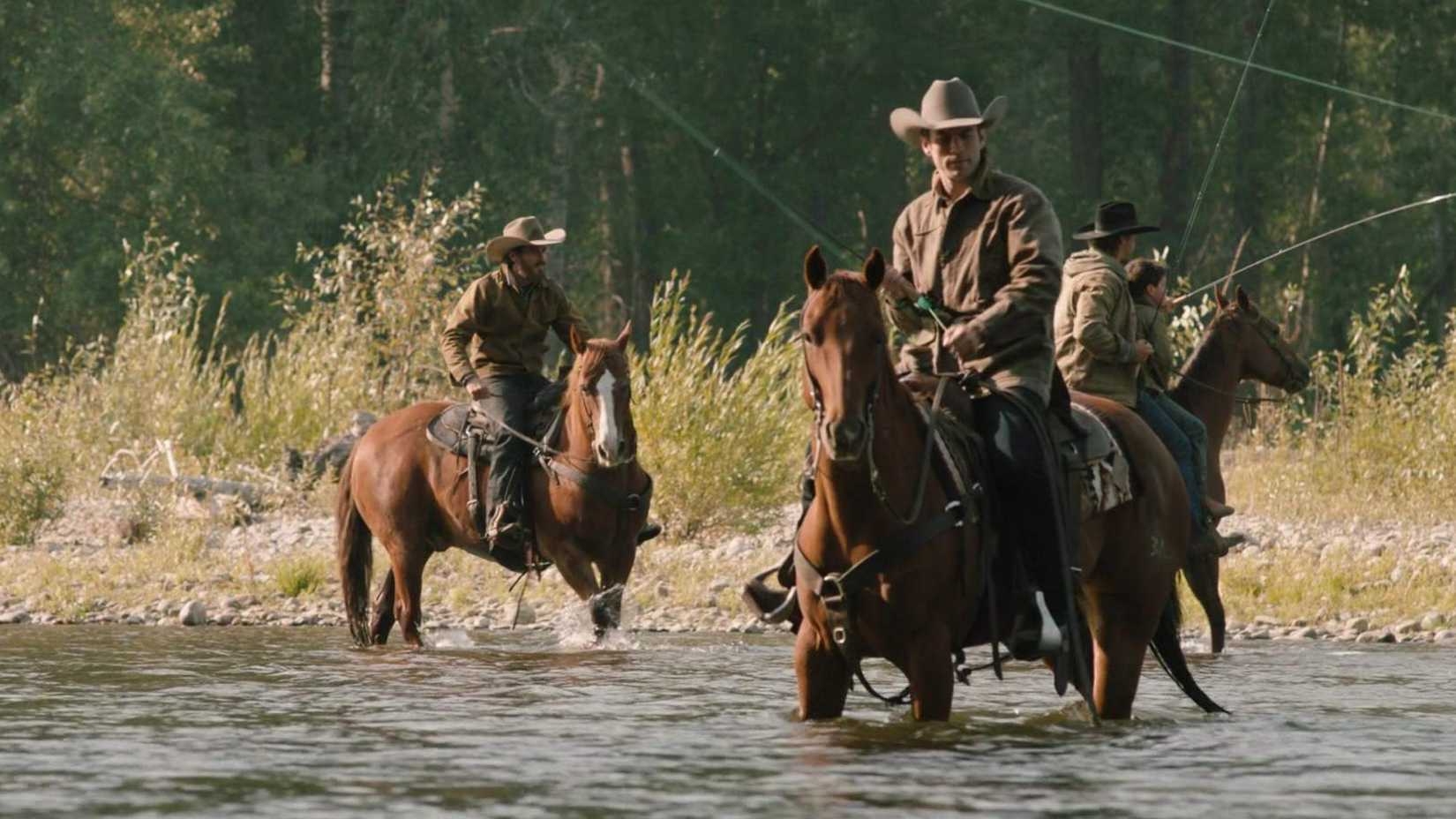 Homens Dutton cavalgando juntos na estreia de Yellowstone