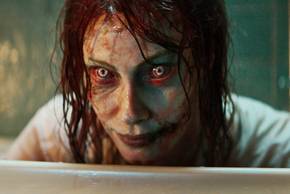 Alyssa Sutherland’s Ellie peaking out of a bathtub in Evil Dead Rise