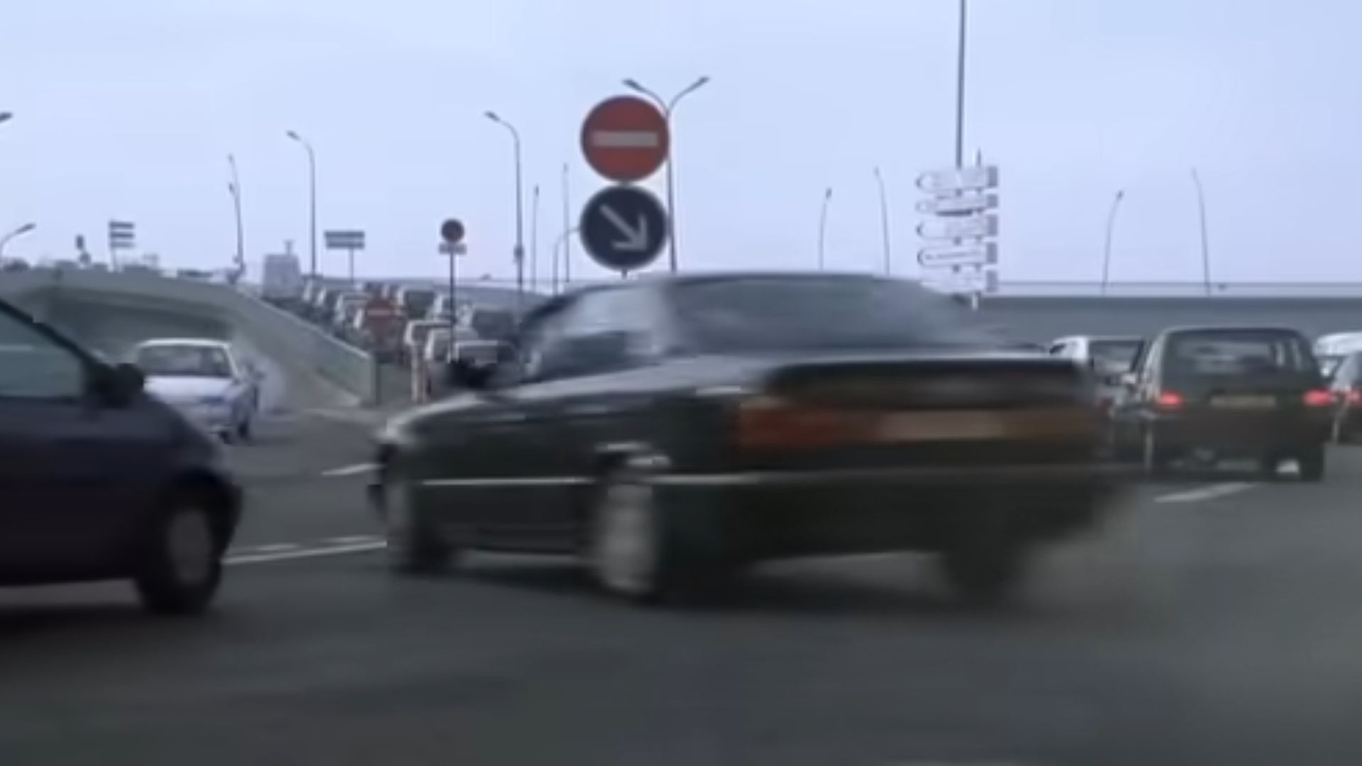 Perseguição entre um BMW e um Peugeot em Ronin