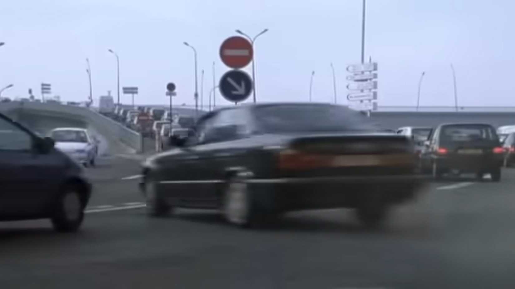 A BMW dodging traffic in Ronin