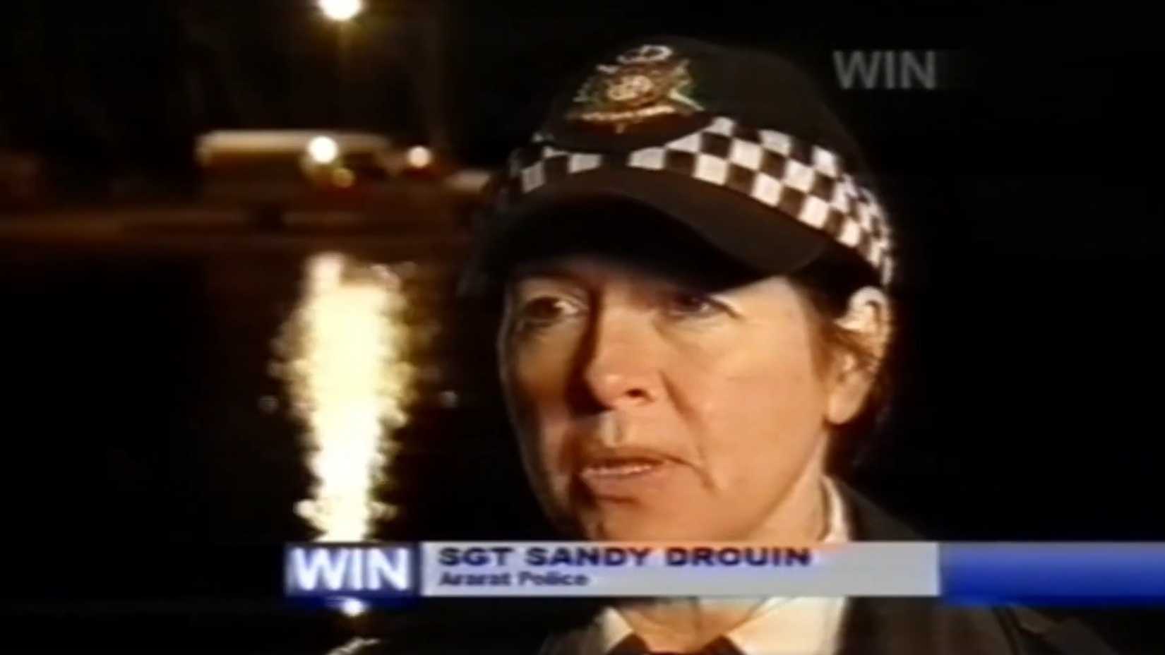 Policial dando depoimento em Lake Mungo