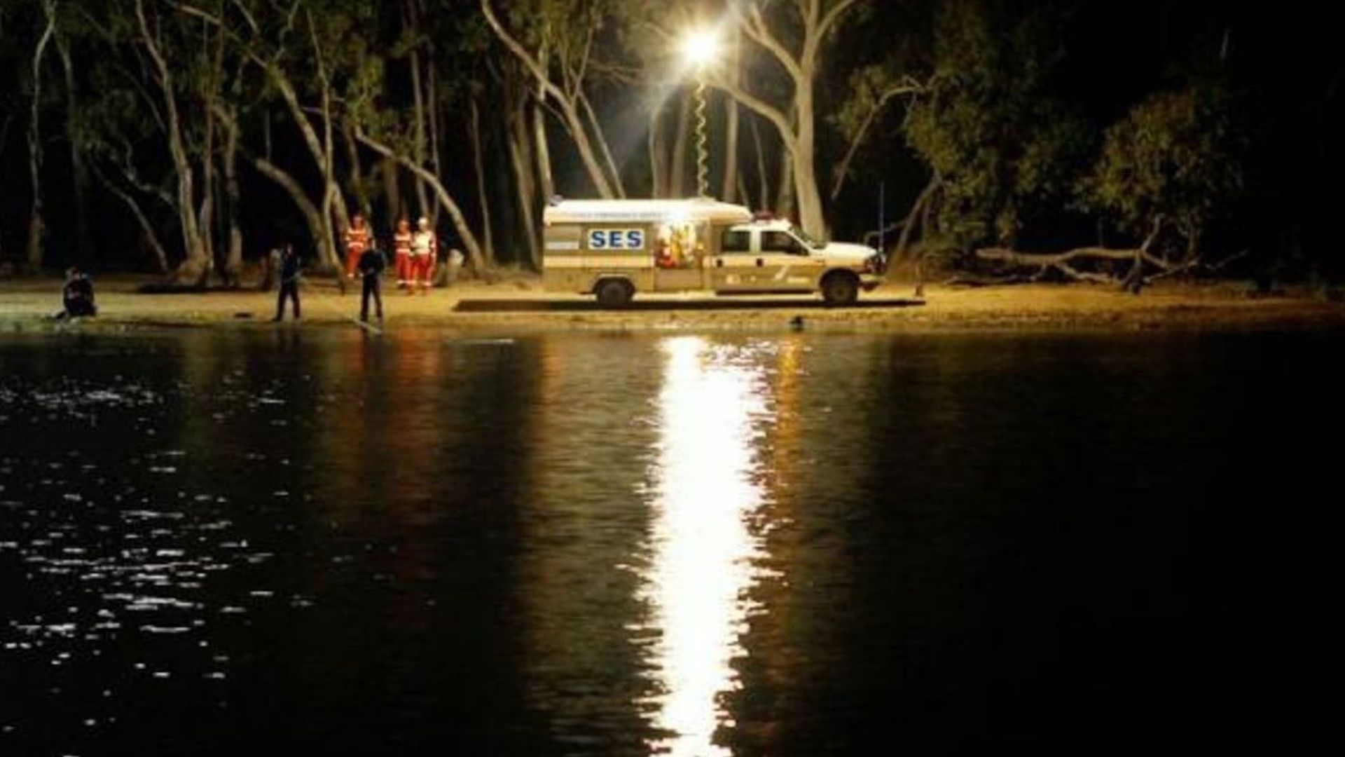 Uma equipe de busca perto da água em Lake Mungo