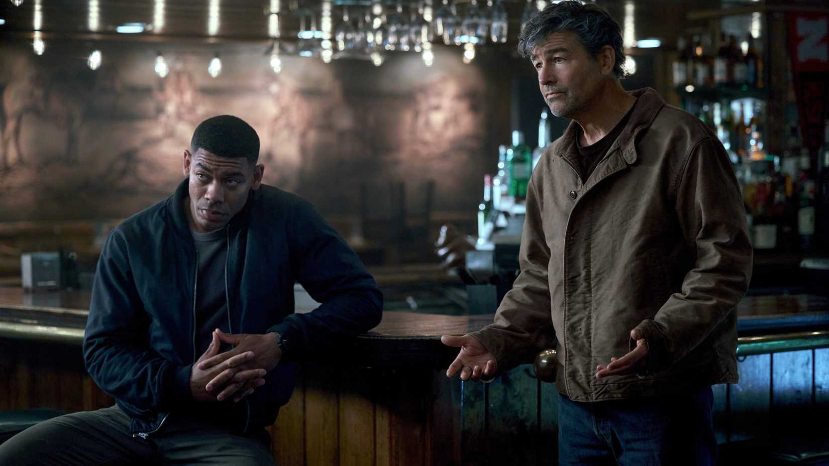 Aaron Pierre e Kyle Chandler em Lanterns
