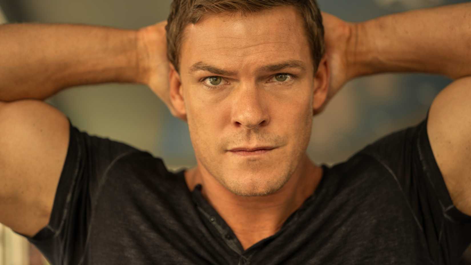 Alan Ritchson como Jack Reacher no episódio piloto da série