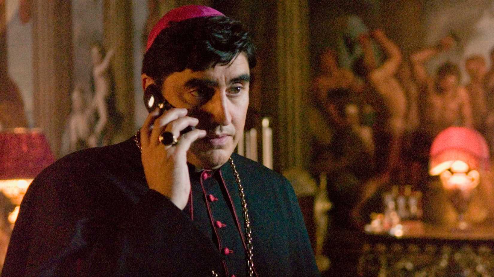 Alfred Molina como Bispo Aringarosa em O Código Da Vinci