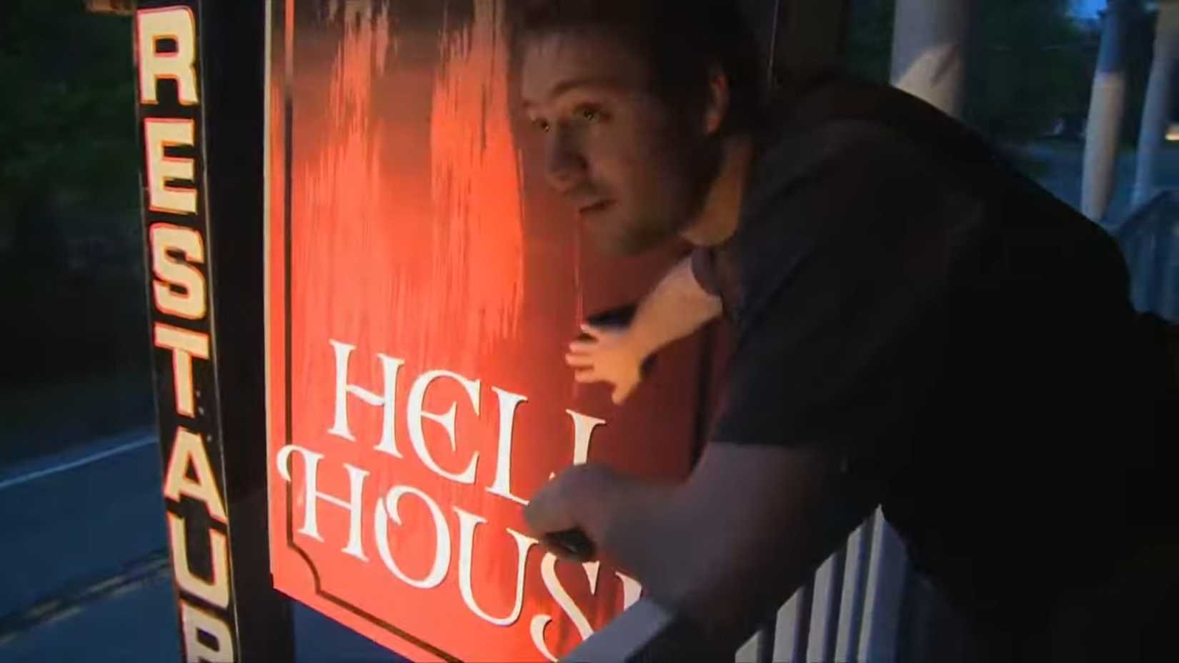 Alex instalando placa em Hell House LLC