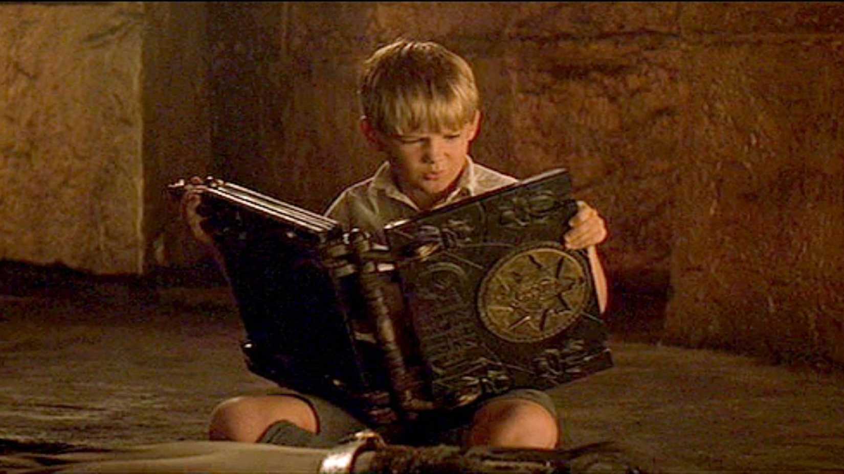 Alex O'Connell lendo o Livro dos Mortos