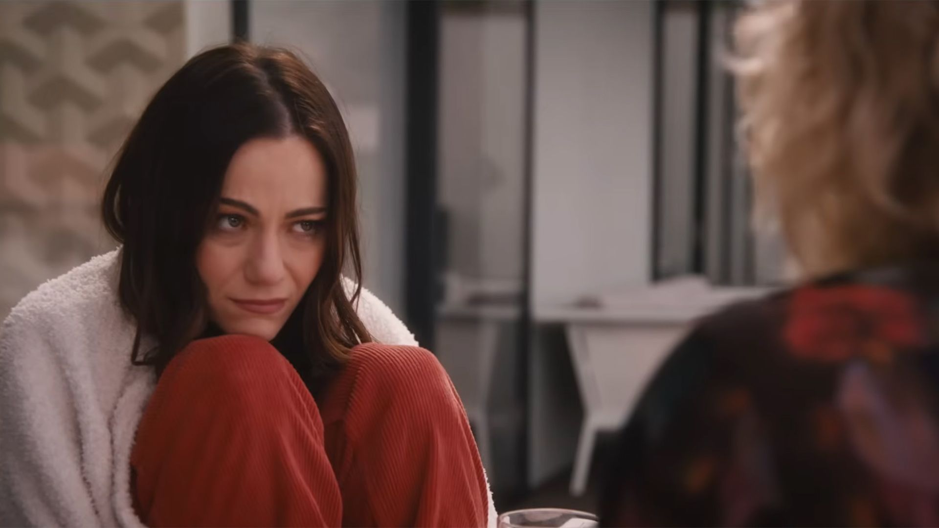 Andrea em cena da segunda temporada de Everyone Is Doing Great