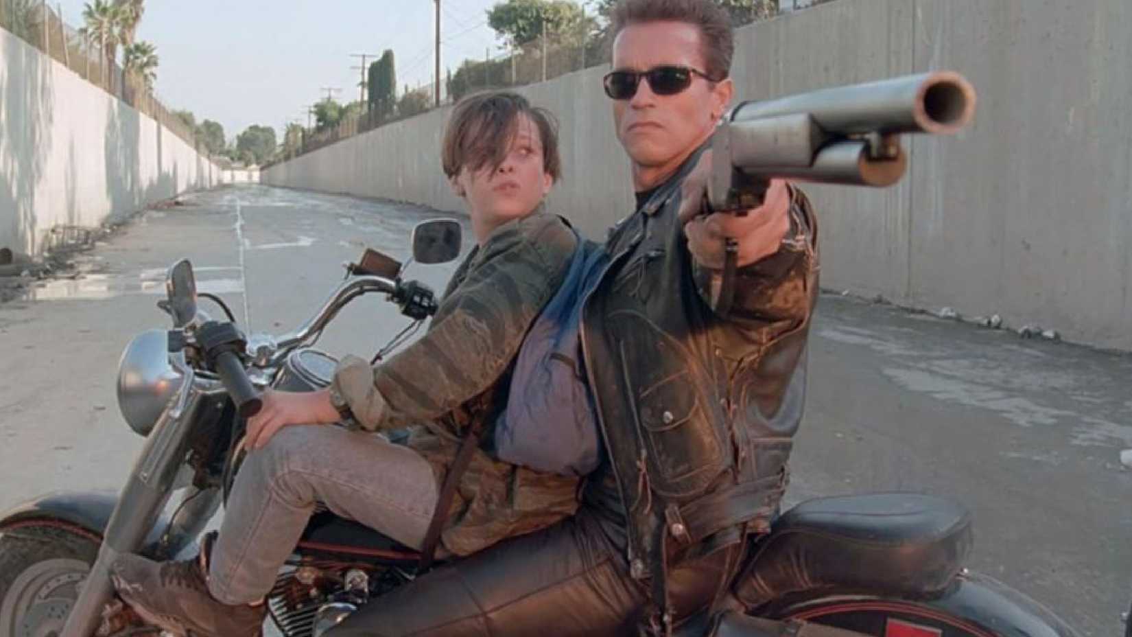 Arnold Schwarzenegger protegendo John Connor