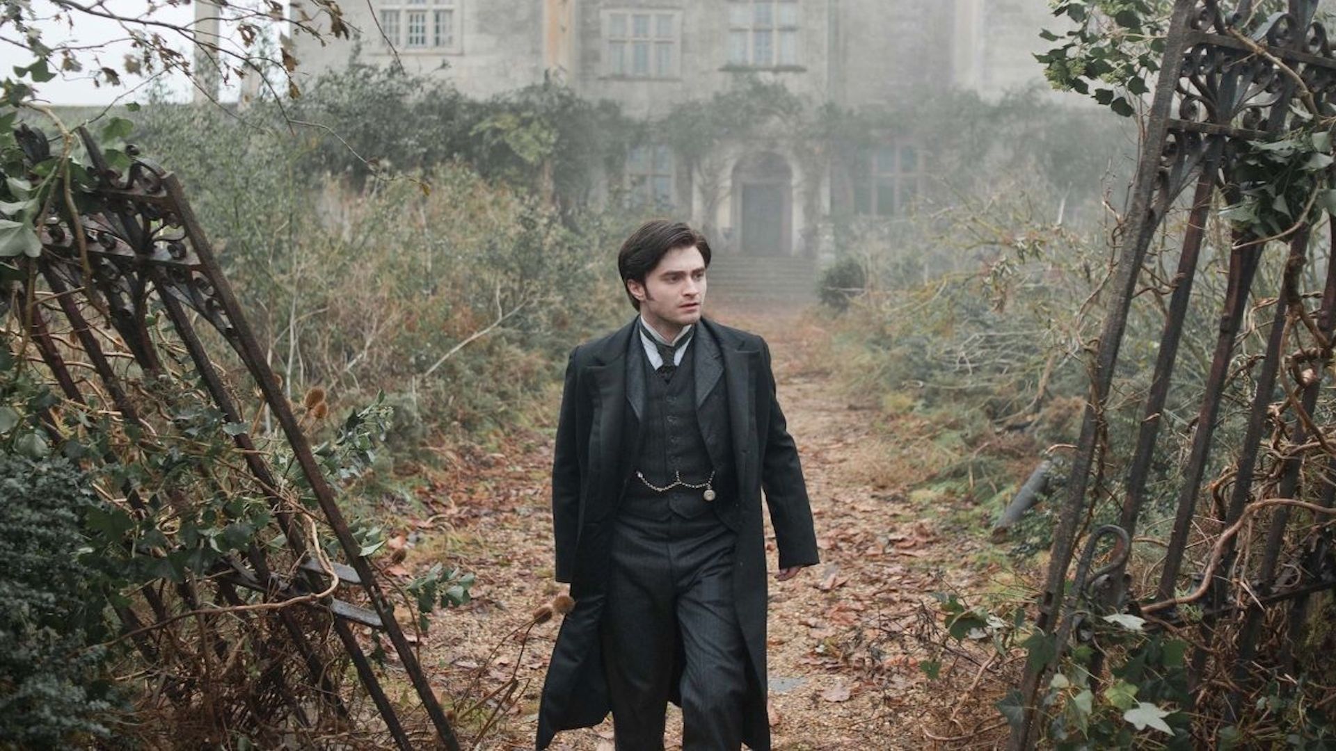 Arthur Kipps diante dos portões de uma mansão em The Woman in Black