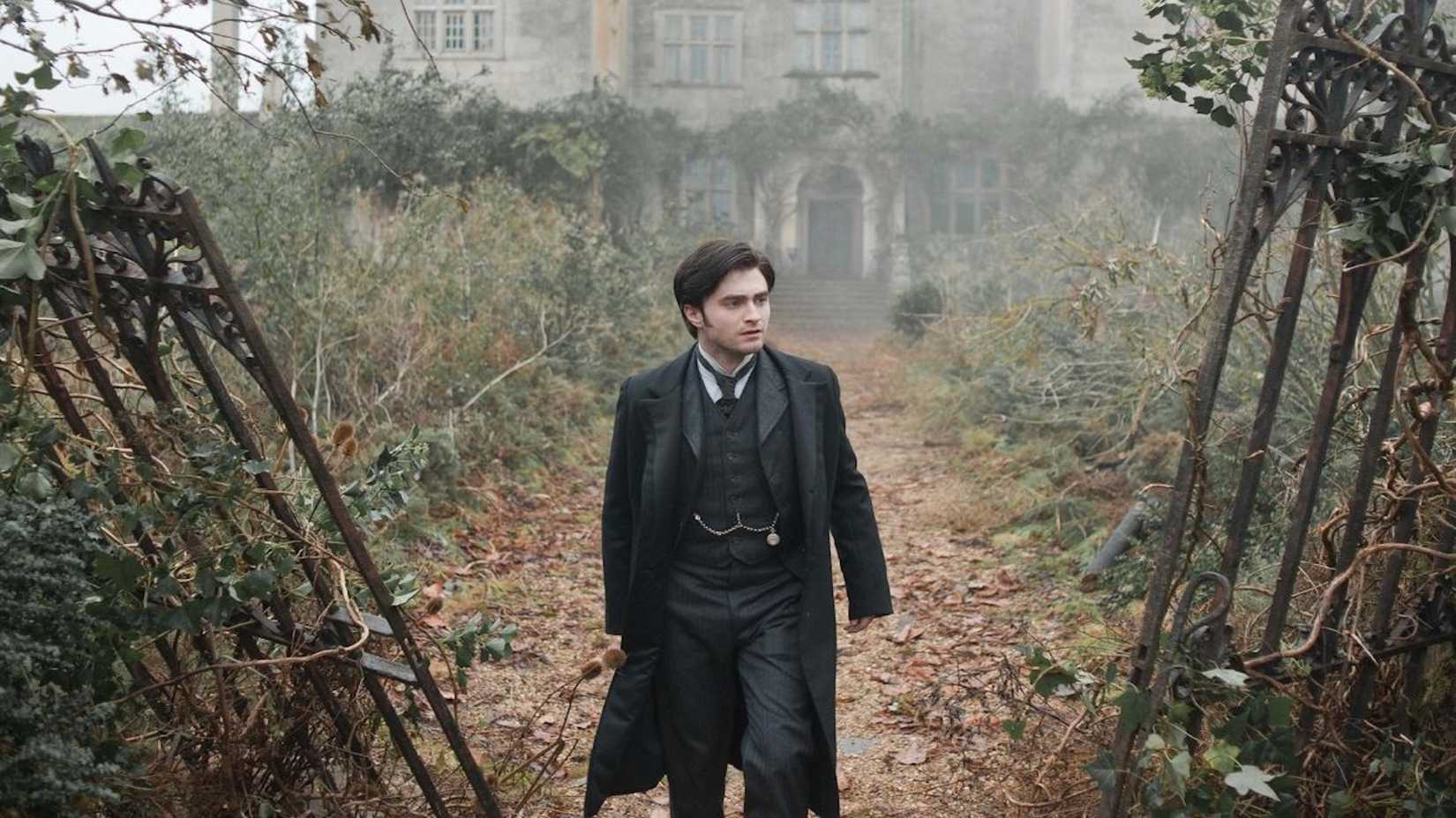 Arthur Kipps outside the gates of an overgrown mansion in The Woman In Black