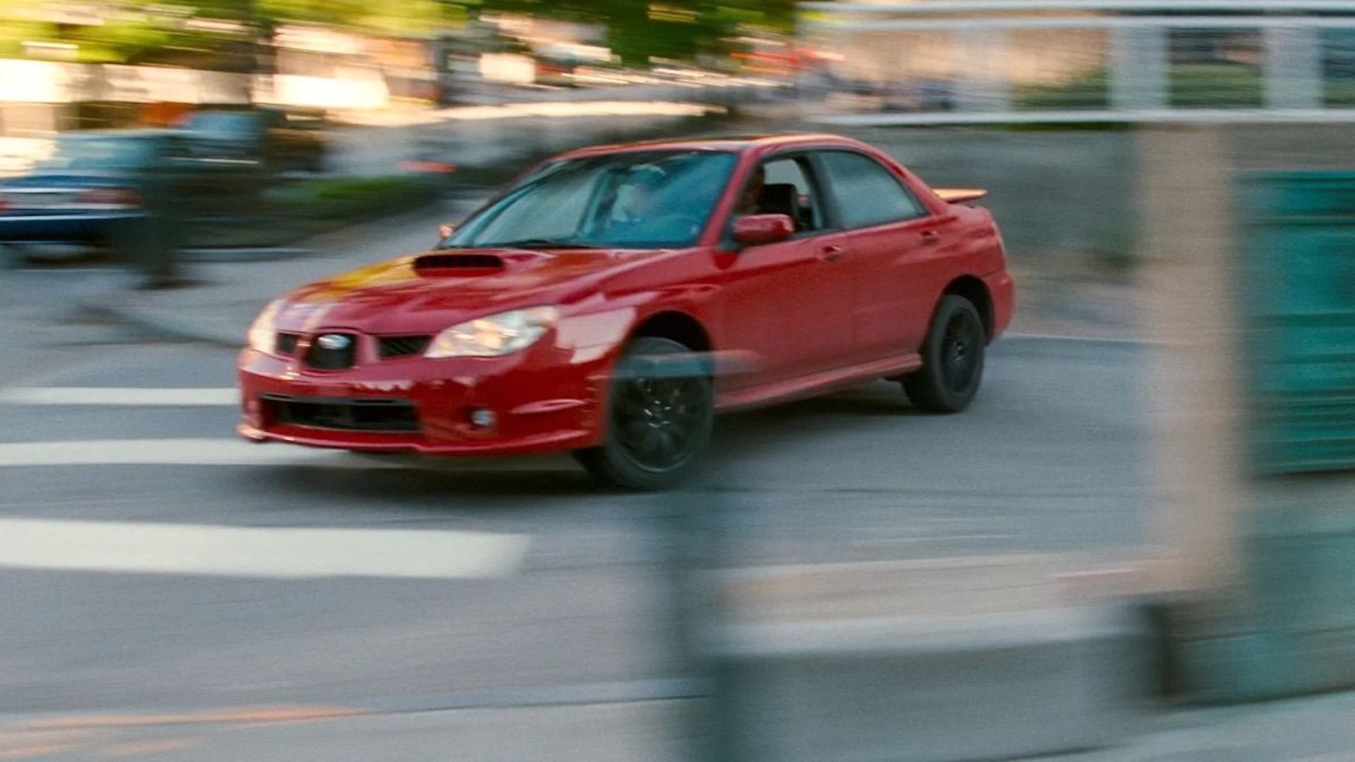 Baby em fuga com um Subaru Impreza em Em Ritmo de Fuga