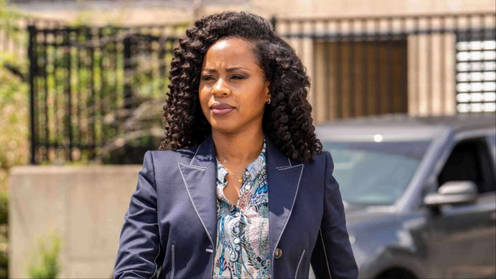 Danielle Moné Truitt como Sargento Bell