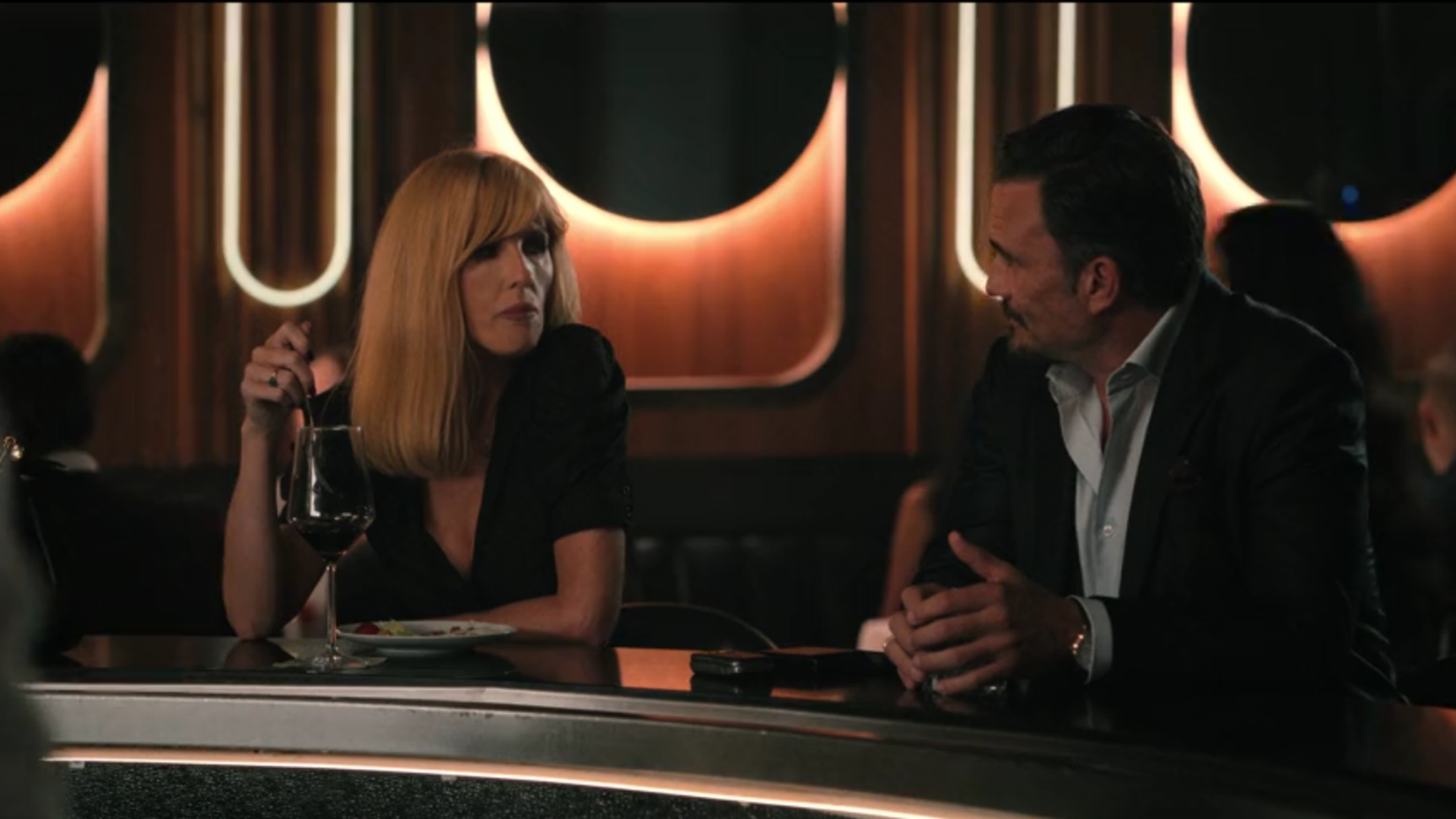 Beth Dutton e Joaquin Reyes em um bar