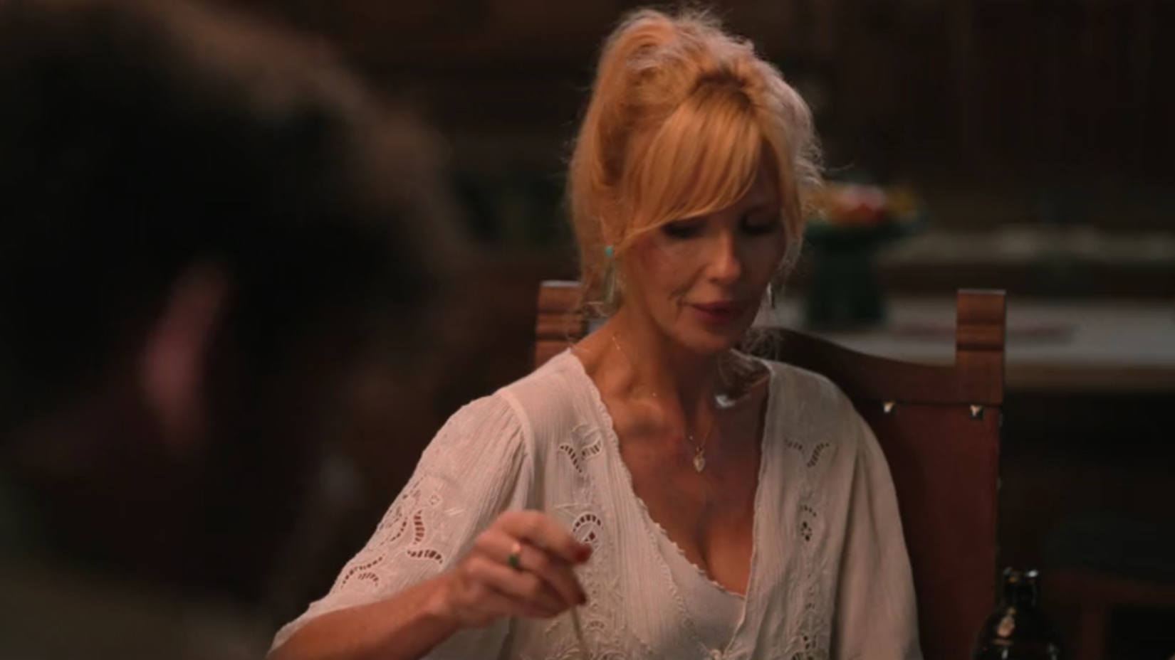 Beth Dutton durante um jantar em família
