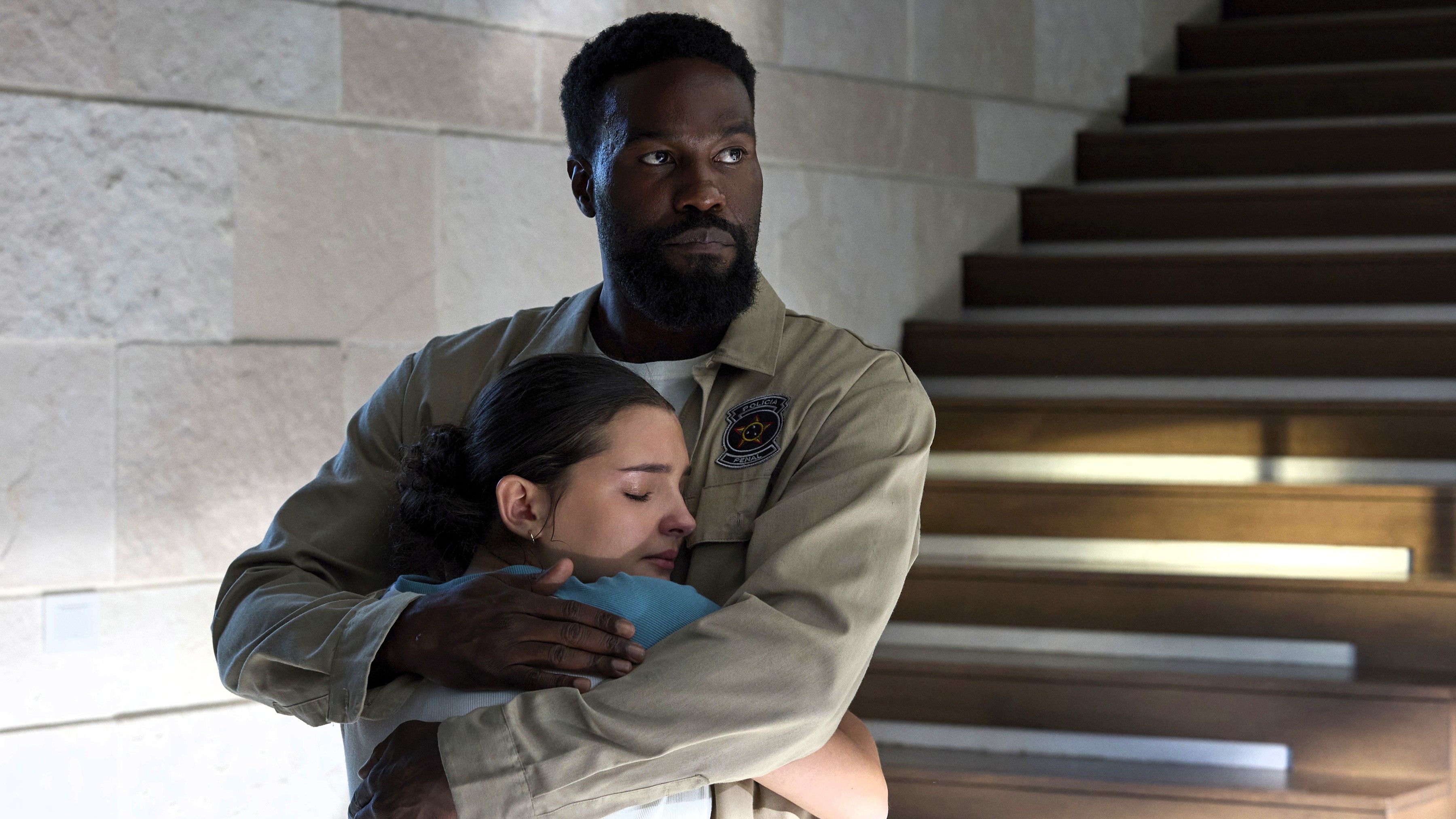Billie Boullet e Yahya Abdul-Mateen II em cena de Man on Fire