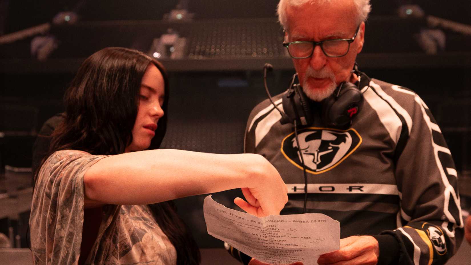 Billie Eilish e James Cameron discutindo detalhes da produção do filme da turnê