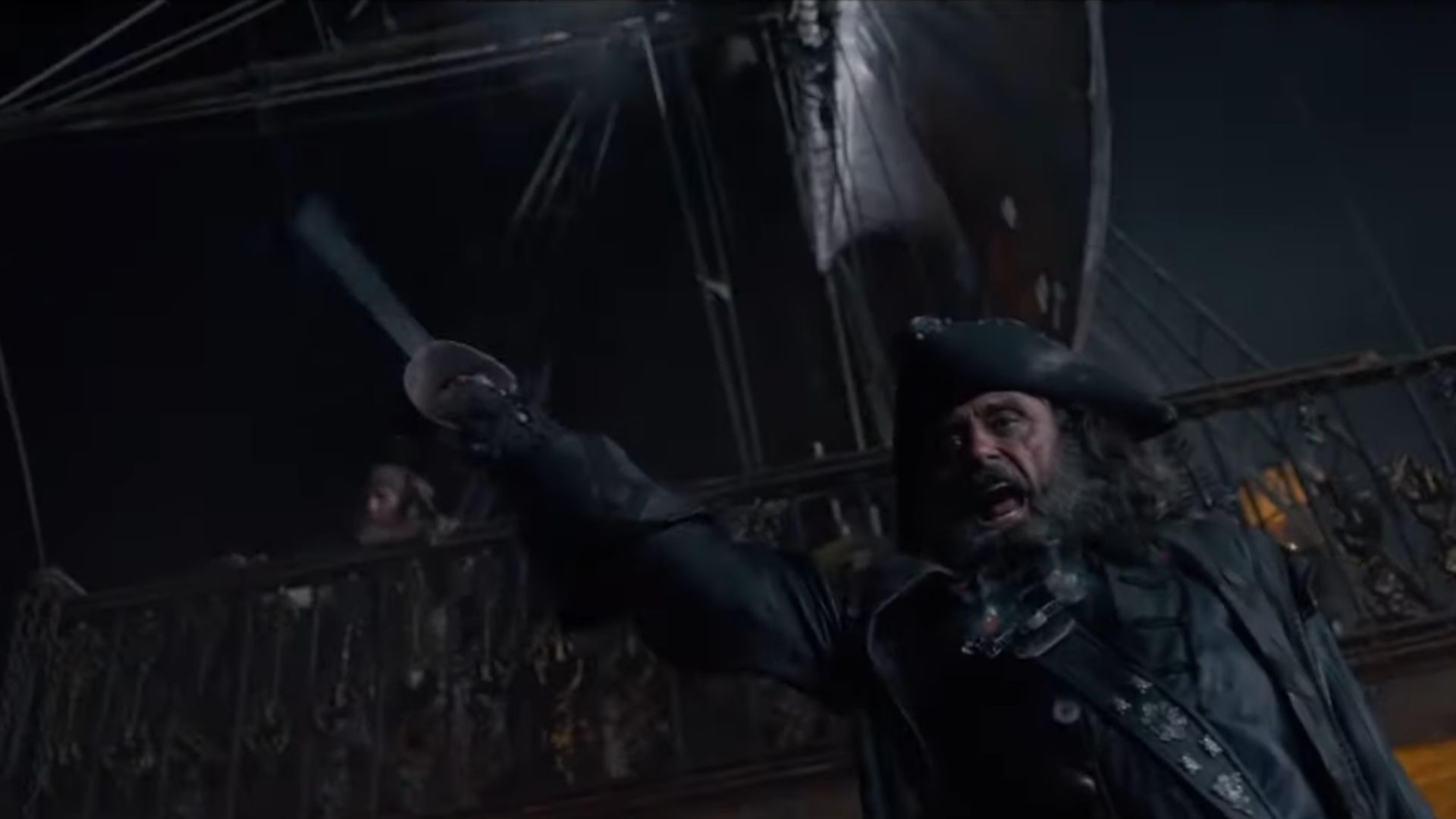 Blackbeard comandando seus homens em Pirates of the Caribbean: On Stranger Tides