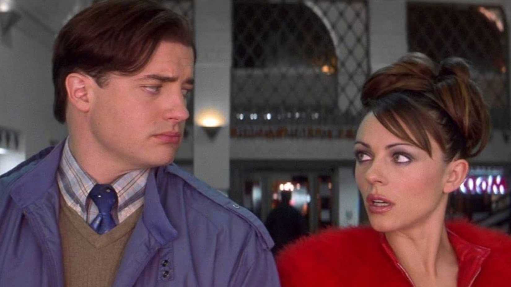 Brendan Fraser olhando para Liz Hurley como o Diabo em Endiabrado