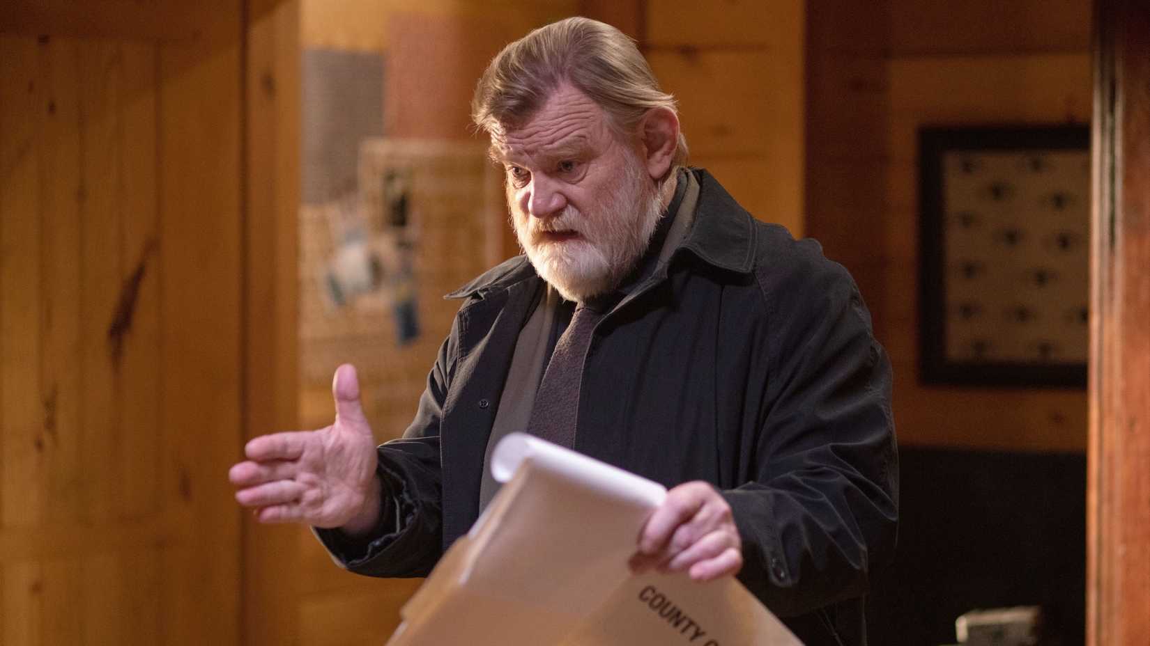 Bill (Brendan Gleeson) explaining a case in Mr Mercedes