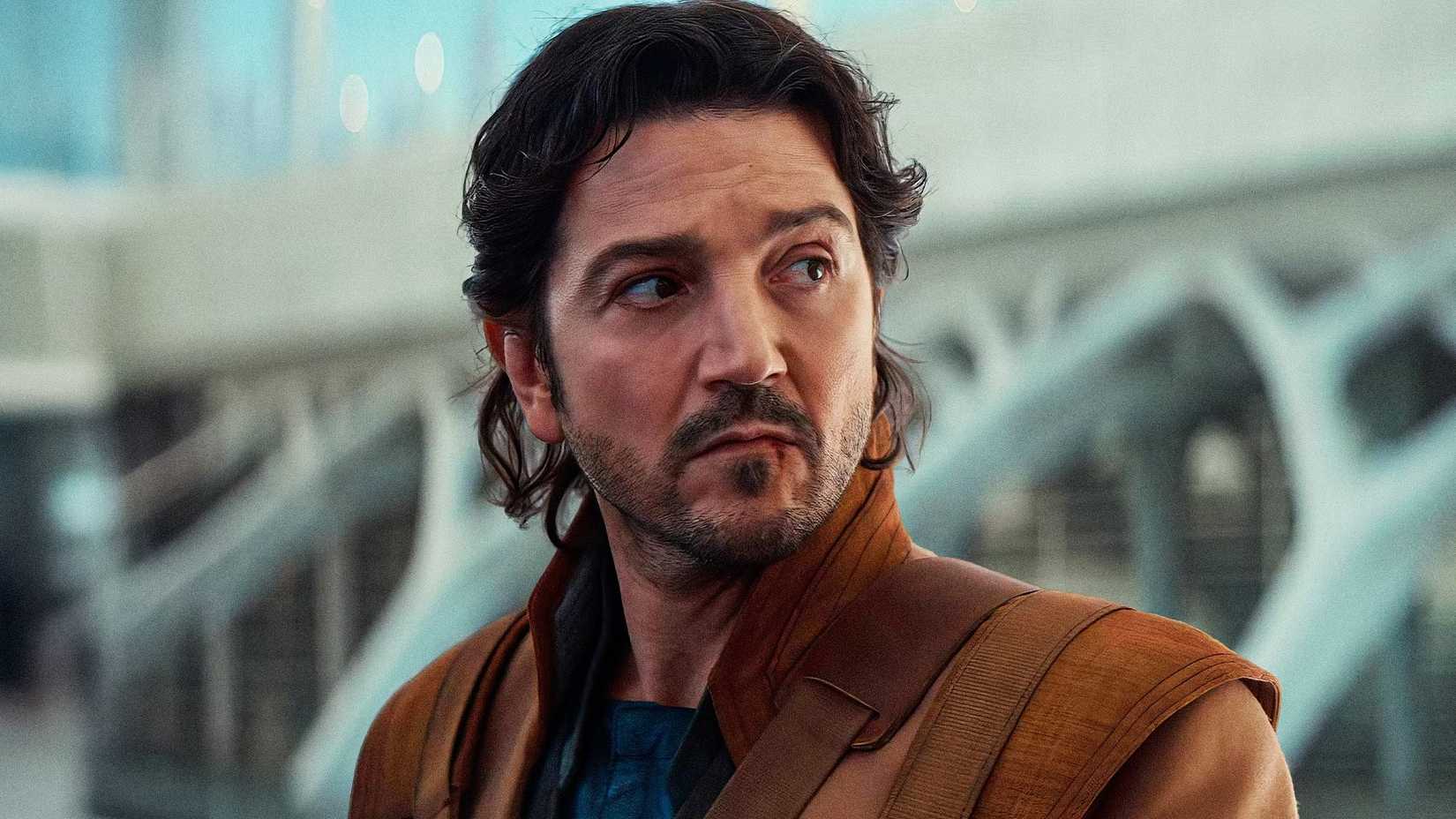 Cassian Andor observa o ambiente com desconfiança em cena da série.