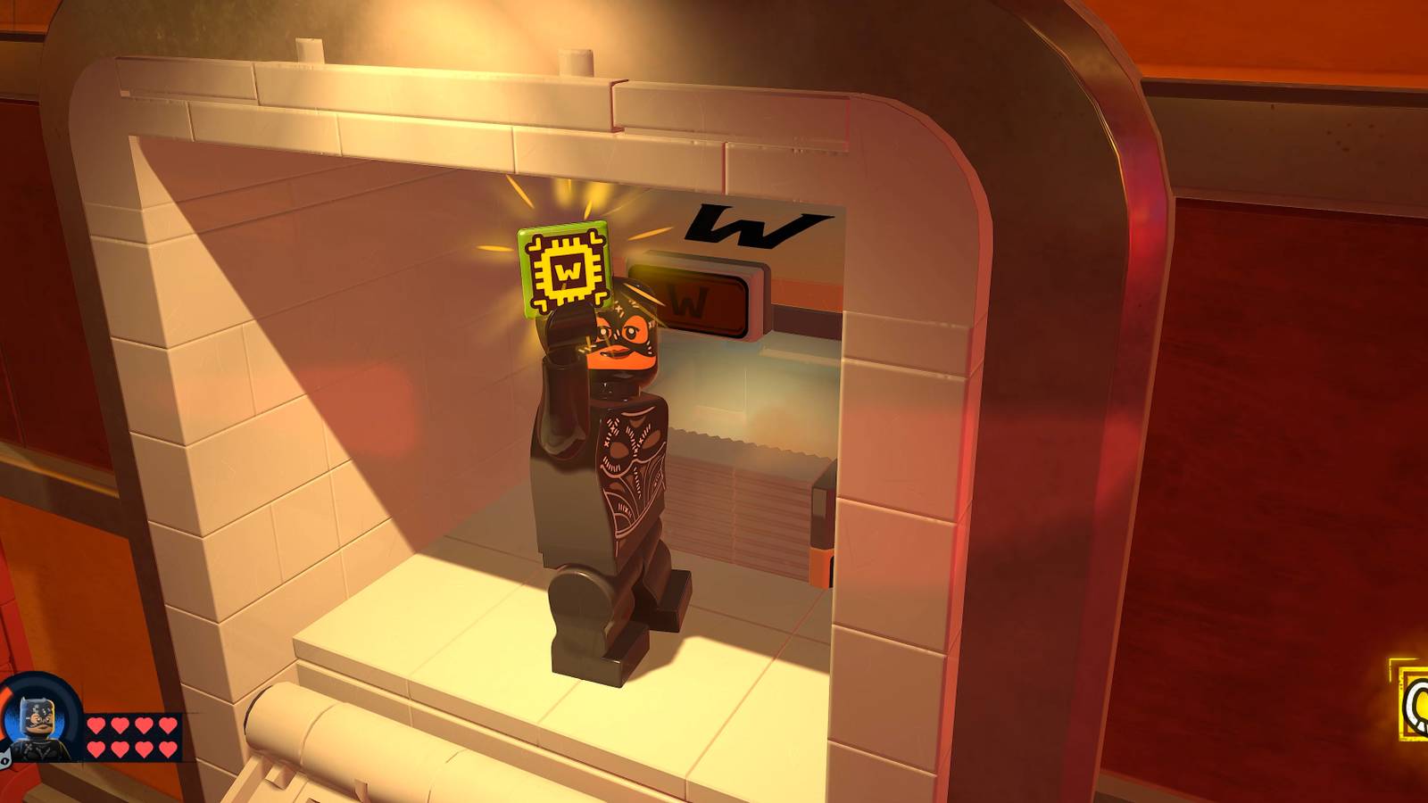 Catwoman sosteniendo un chip WayneTech en el nivel de los grandes almacenes Shreck de LEGO Batman Legacy of the Dark Knight.