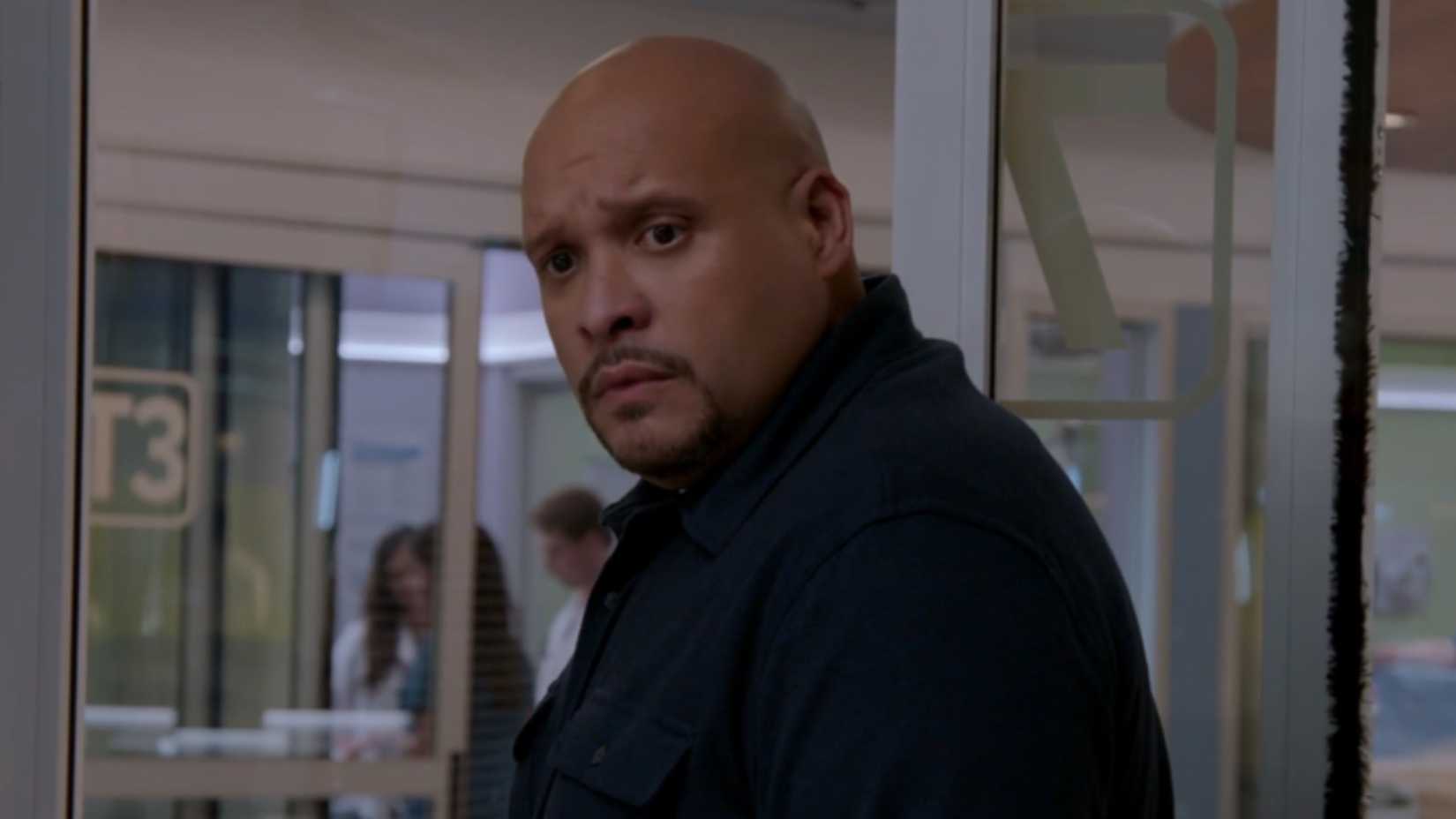 Joe Miñoso como Cruz em Chicago Fire