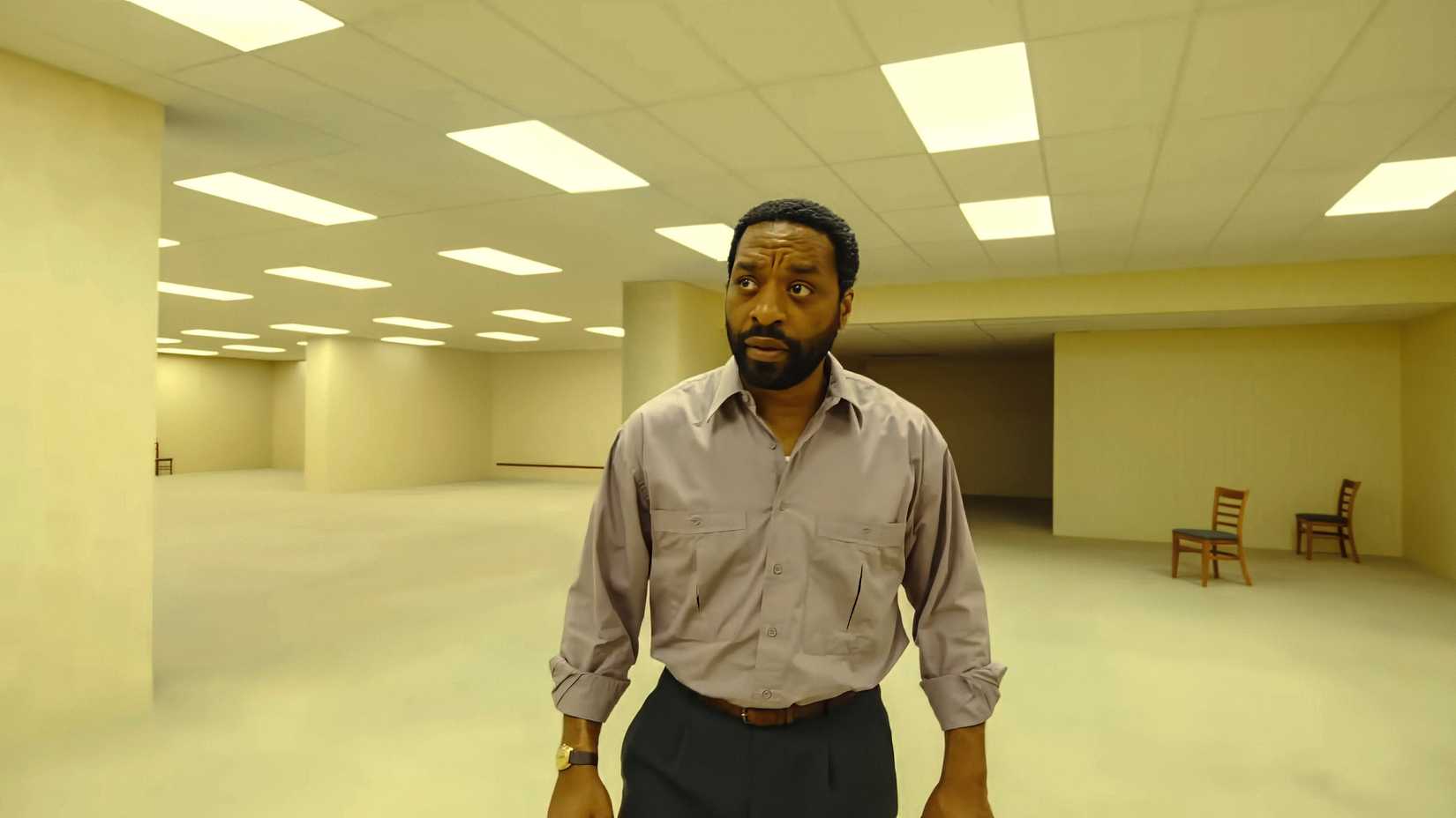 Clark caminhando pelos corredores de Backrooms