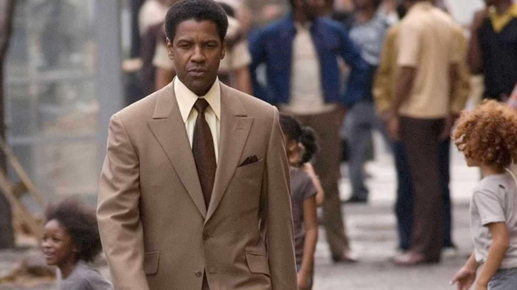 denzel washington walking down the street as frank lucas in american gangster