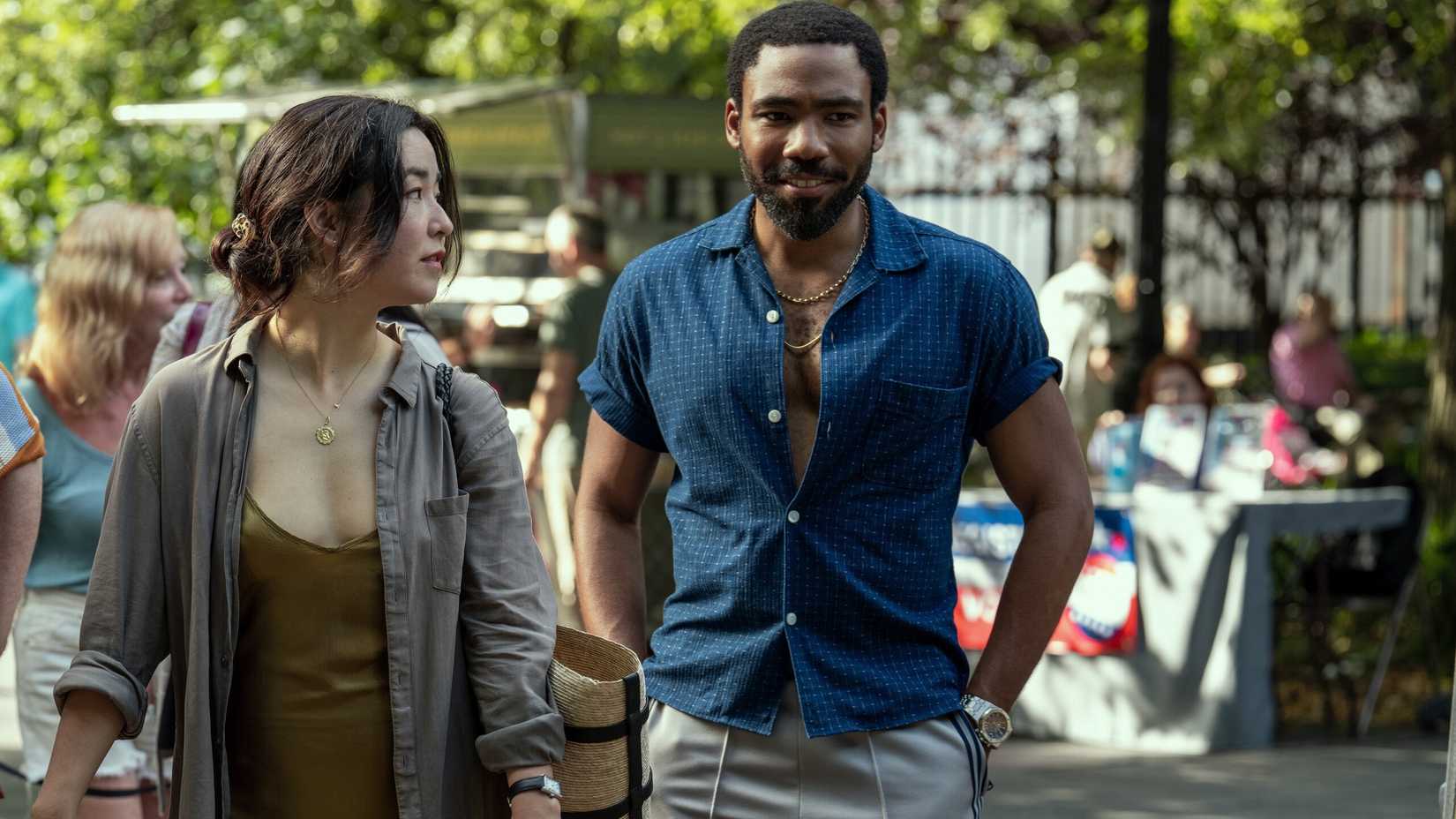 Donald Glover e Maya Erskine em cena de Mr. & Mrs. Smith