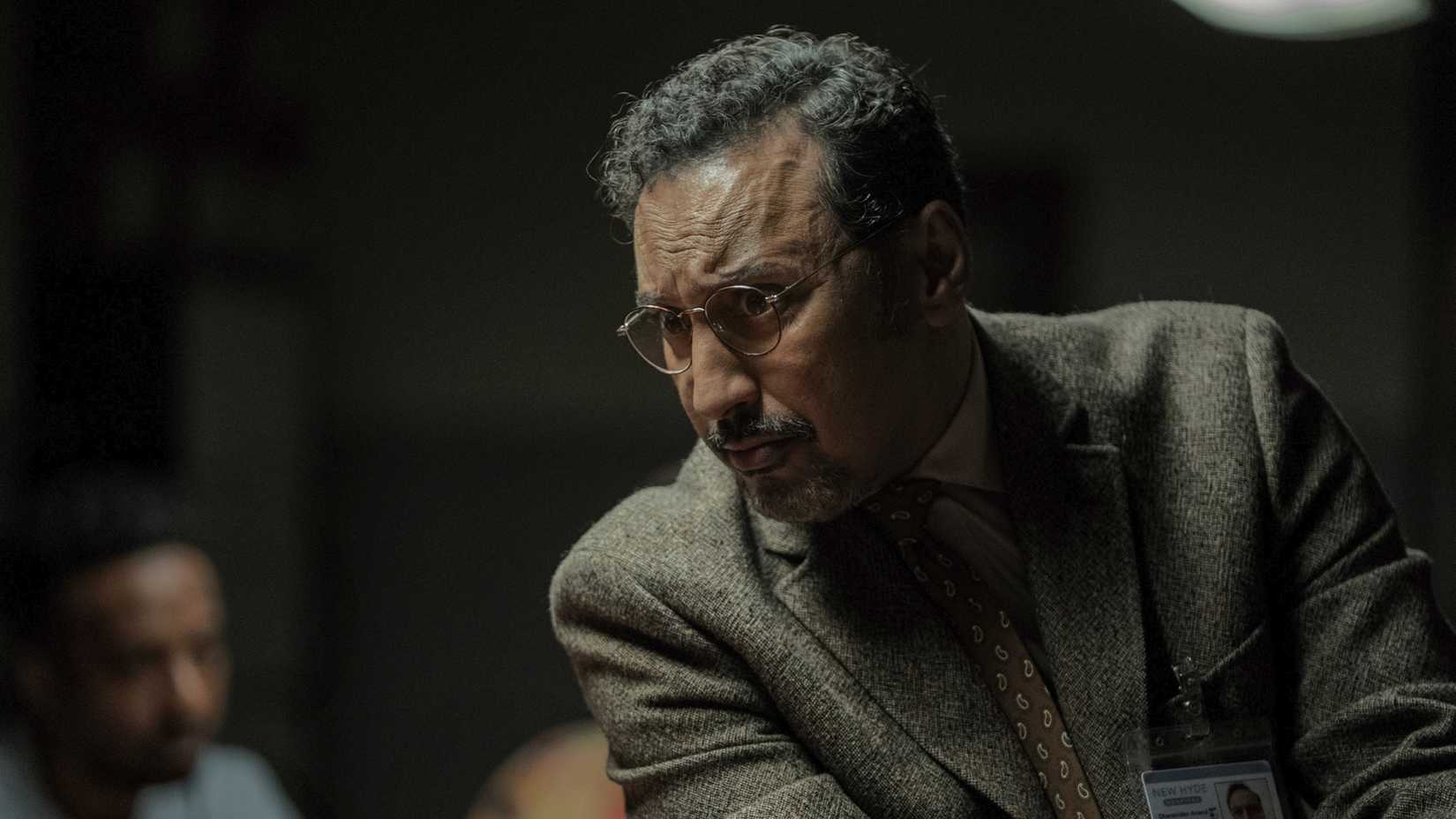 Dr. Adnan em cena de The Terror: Devil in Silver.