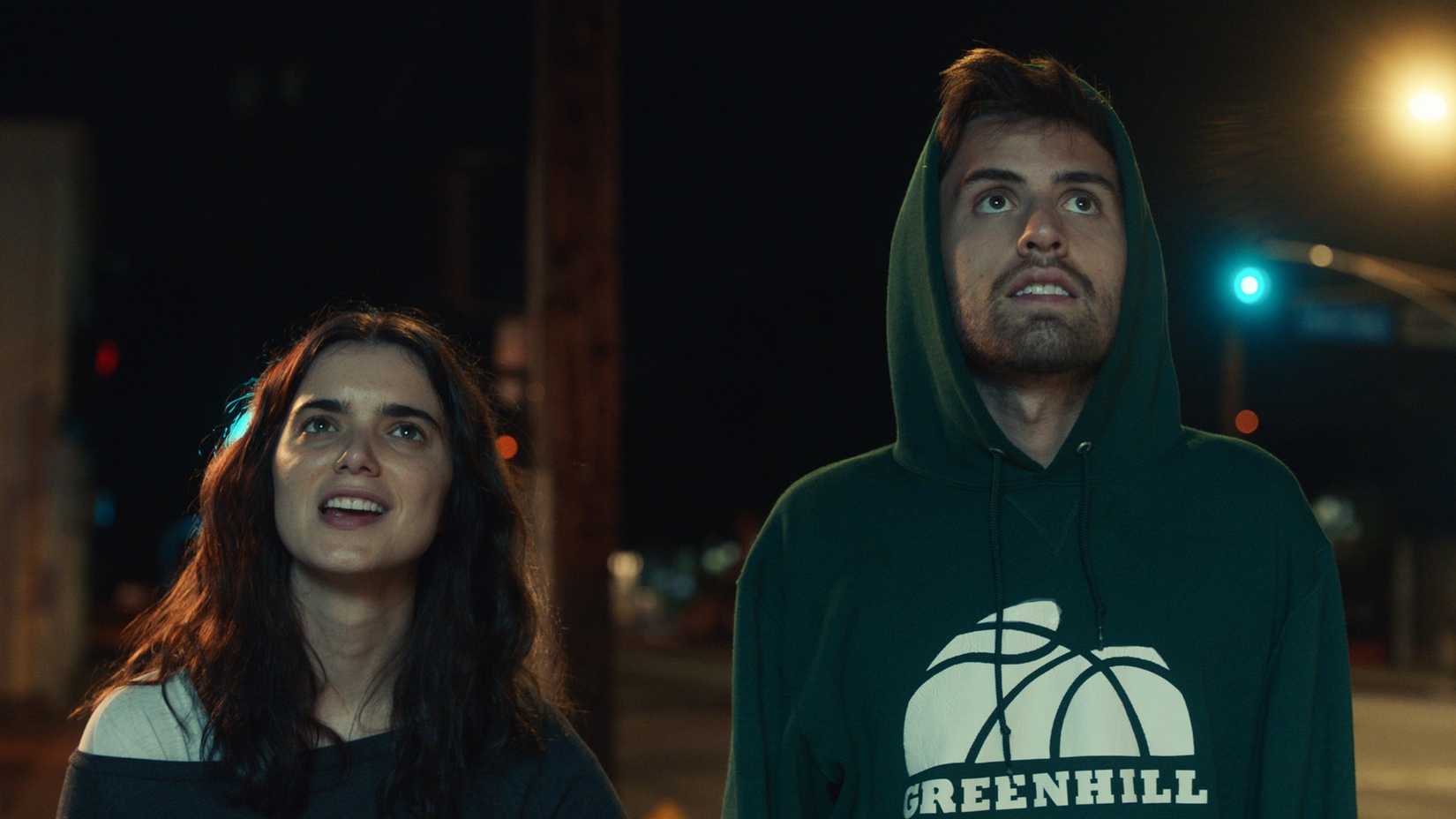 Dylan Gelula e Cooper Raiff em Shithouse