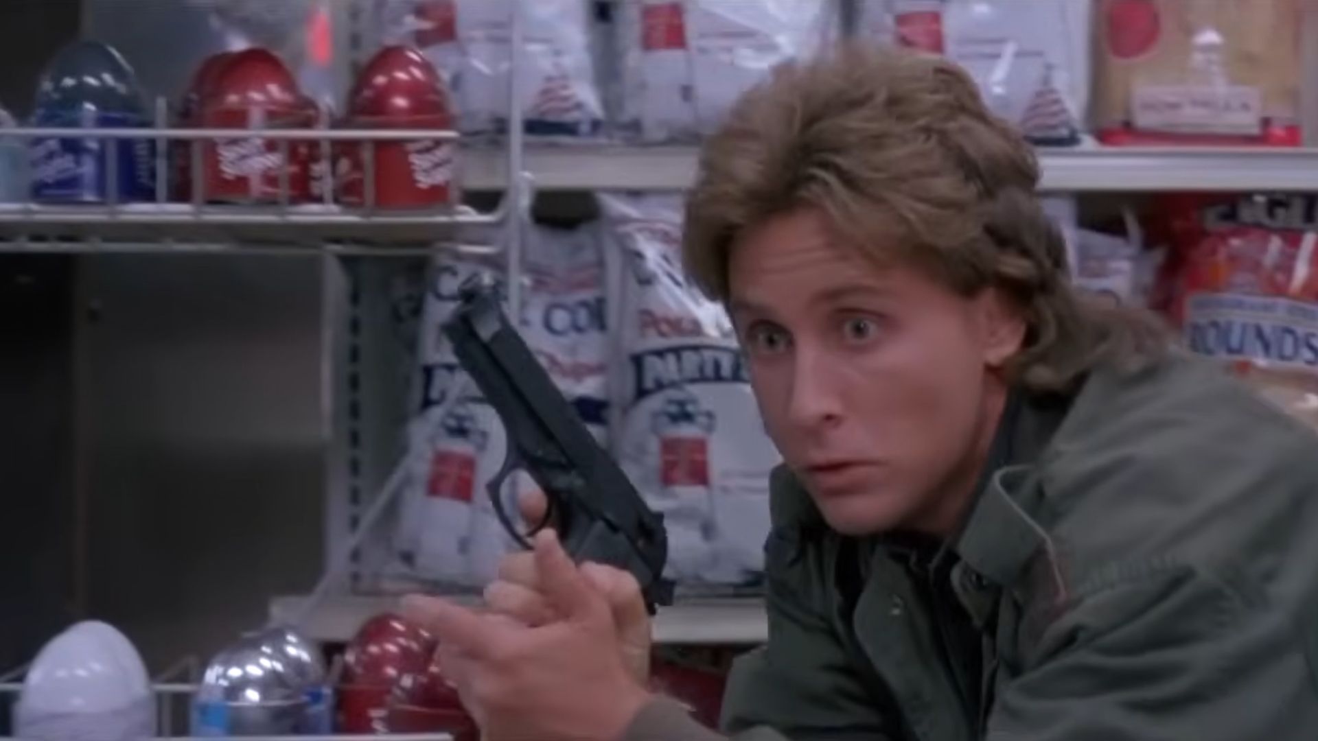 Emilio Estevez em um tiroteio em uma loja de conveniência em Loaded Weapon 1